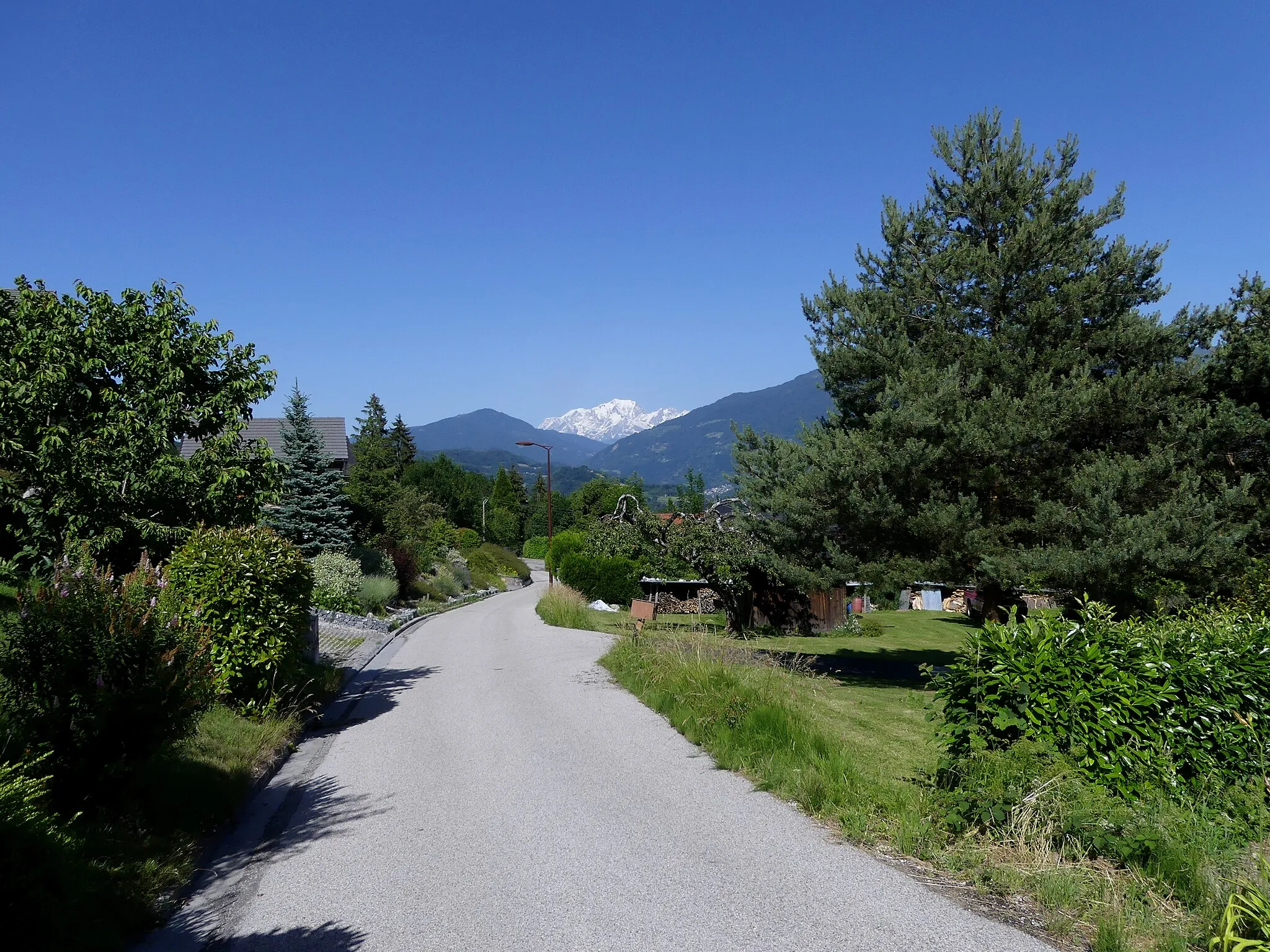 Photo showing: Sight of Route du Chef-lieu street in Plancherine village, Savoie, France.