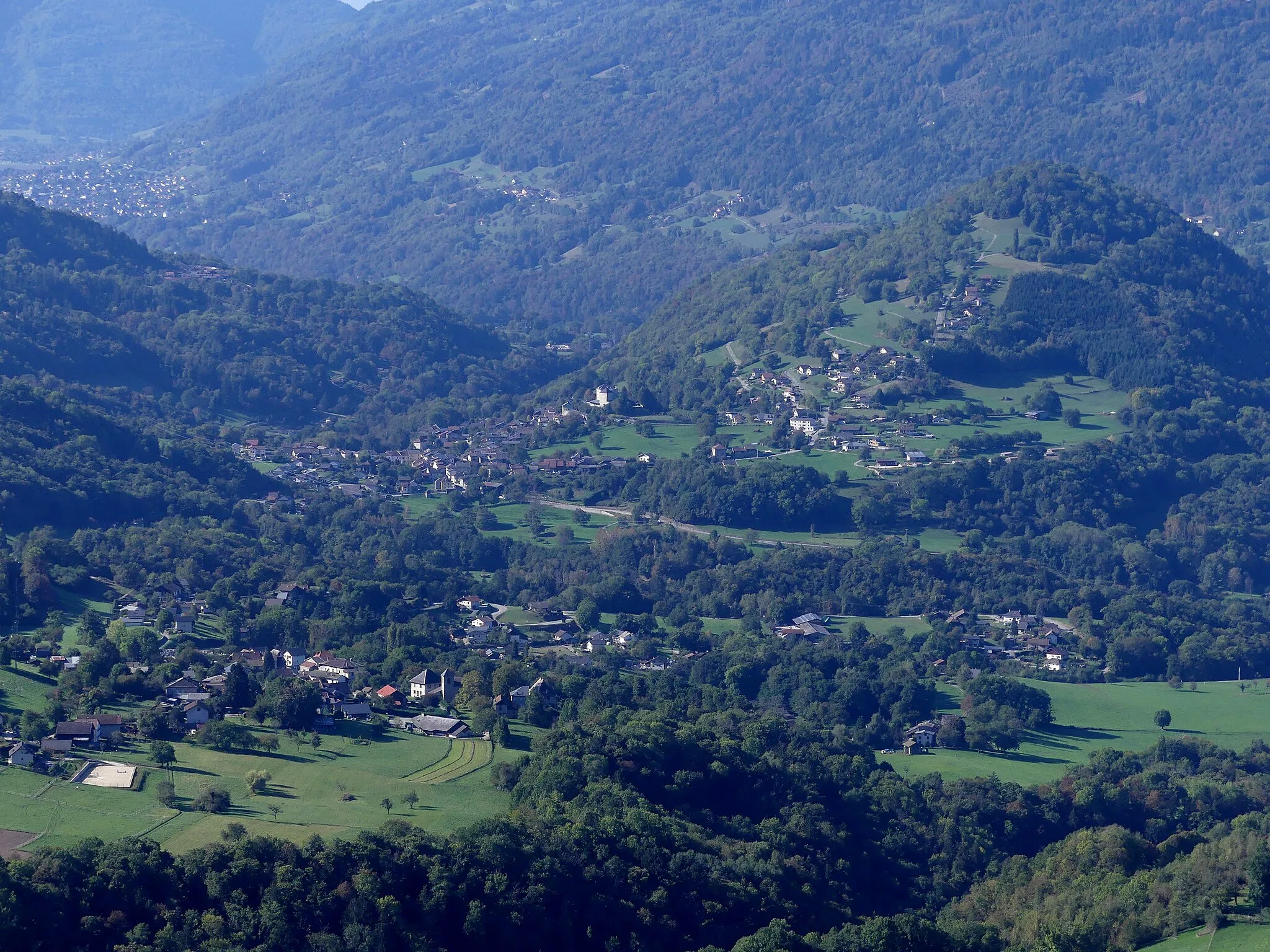 Photo showing: Sight, from Pic de l'Huile peak, of Presle (foreground) and Arvillard villages, in Savoie, France.