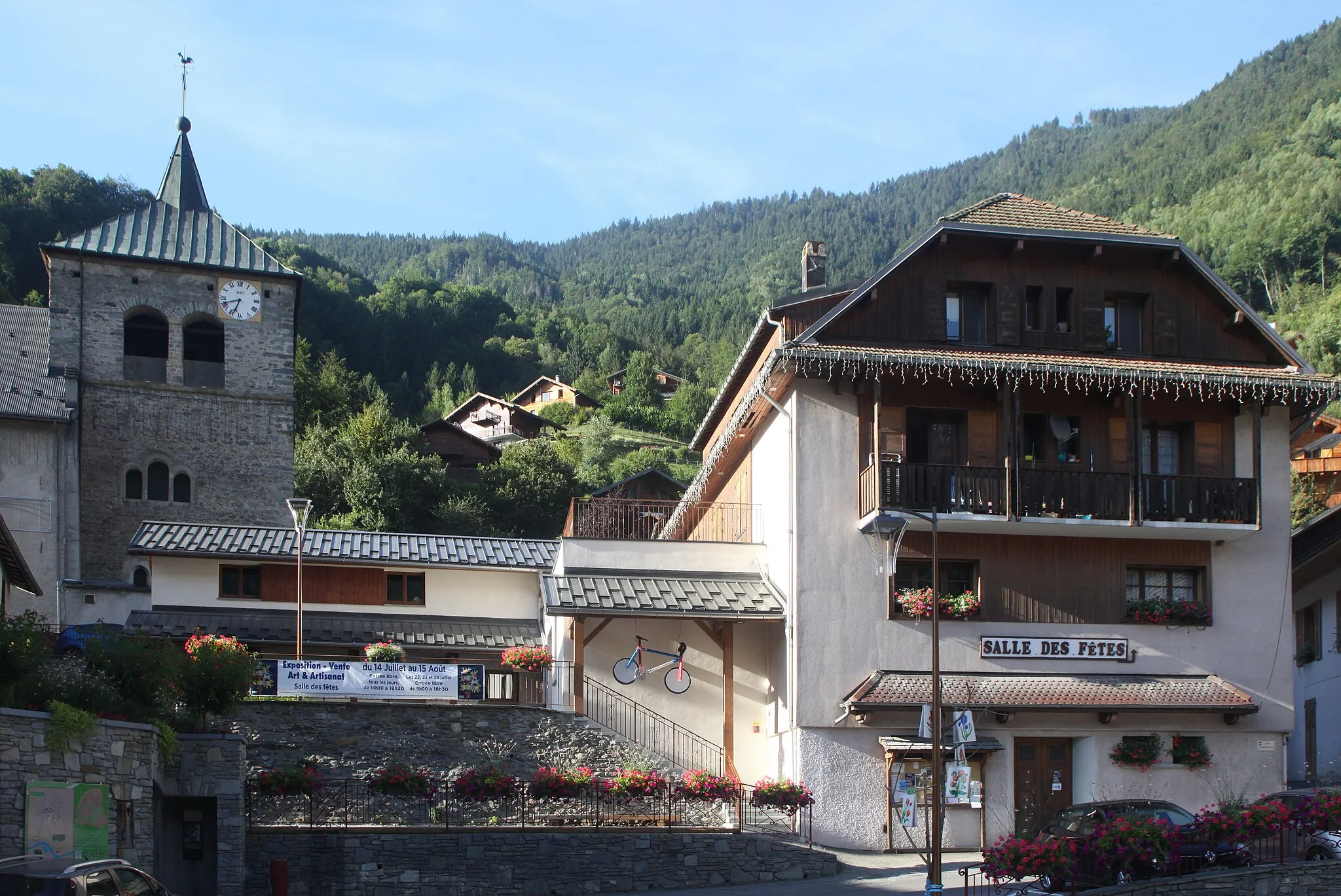 Photo showing: Église et salle des fêtes de Queige (Savoie).