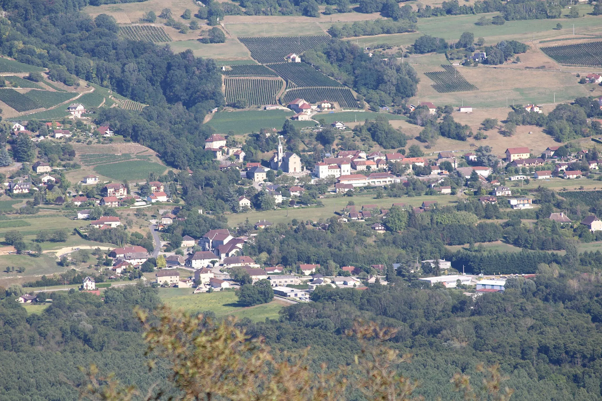 Photo showing: Vue de Ruffieux depuis les lacets du Grand Colombier.