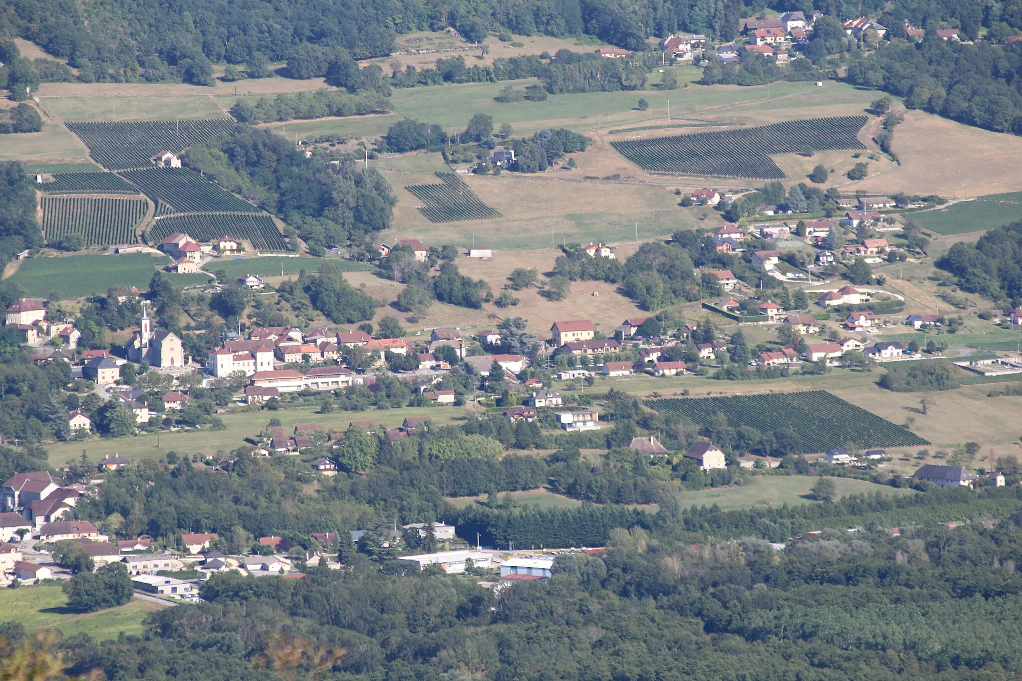 Photo showing: Vue de Ruffieux depuis les lacets du Grand Colombier.