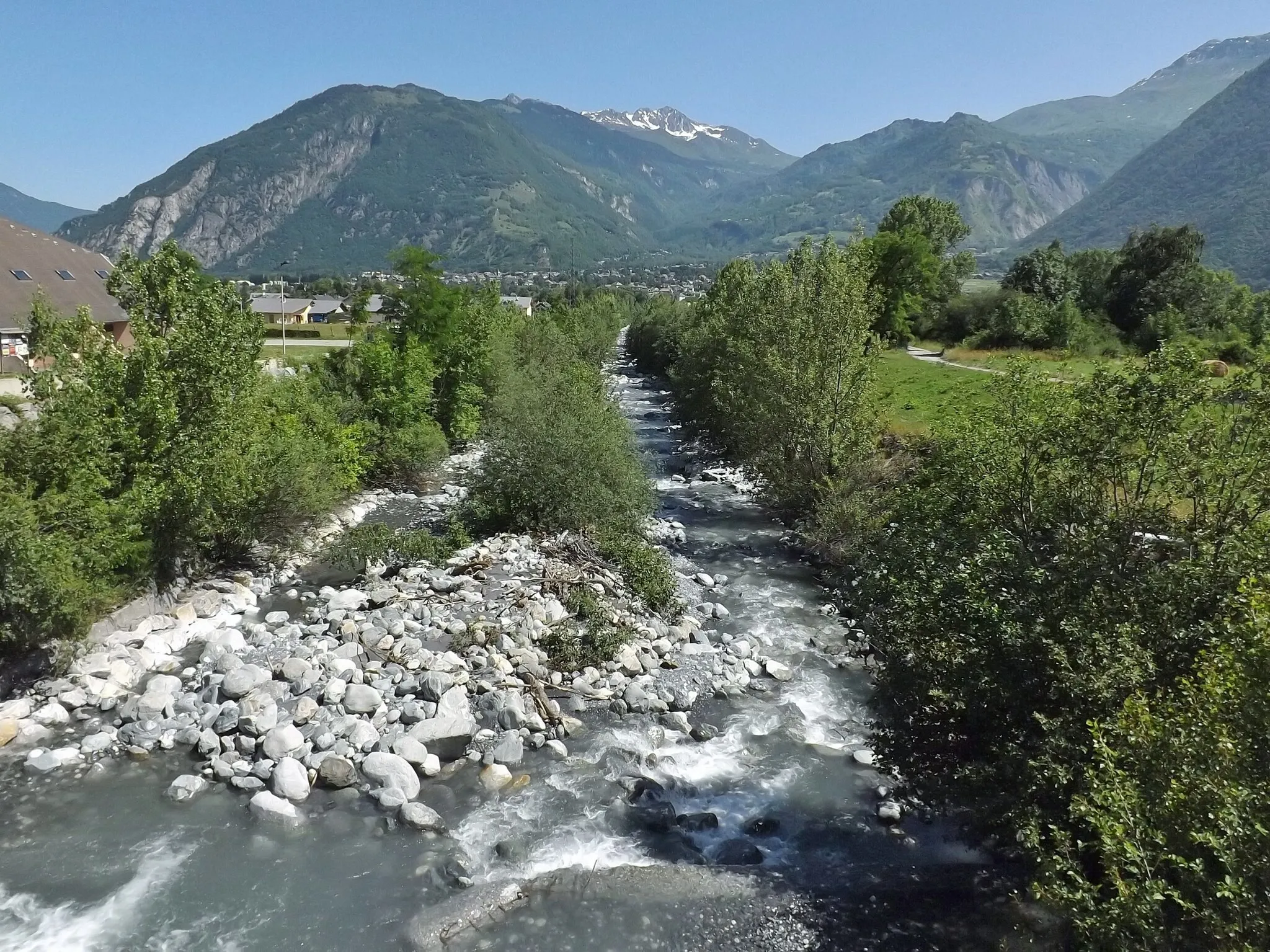 Photo showing: Sight of the river Glandon, at the limit of the the French communes Saint-Étienne-de-Cuines (left) and Sainte-Marie-de-Cuines (right) in Savoie, at the very end of its course until the river Arc.