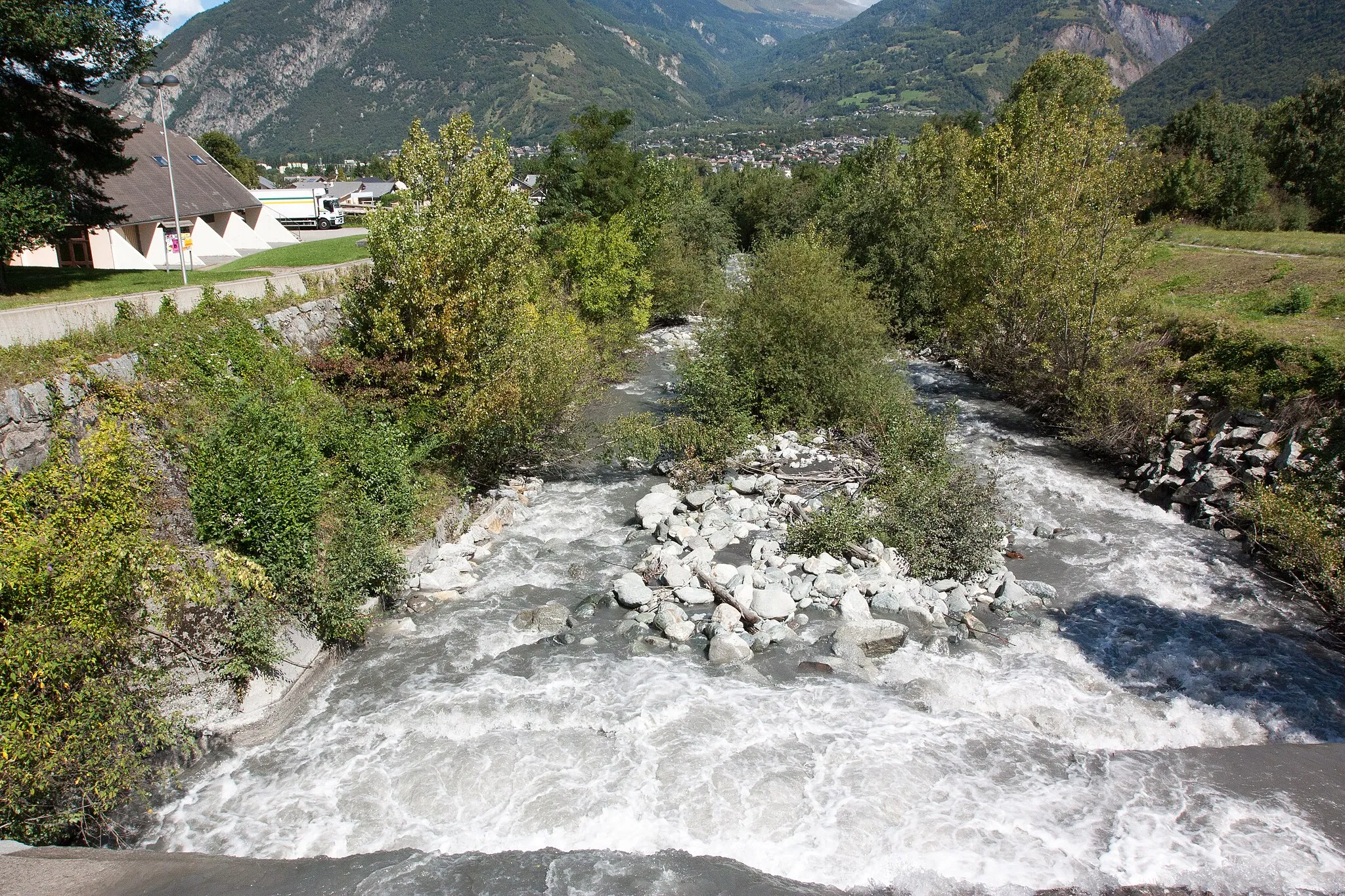 Photo showing: La rivière le Glandon marquant la séparation entre les communes de  Saint-Étienne-de-Cuines et Sainte-Marie-de-Cuines / Savoie / France