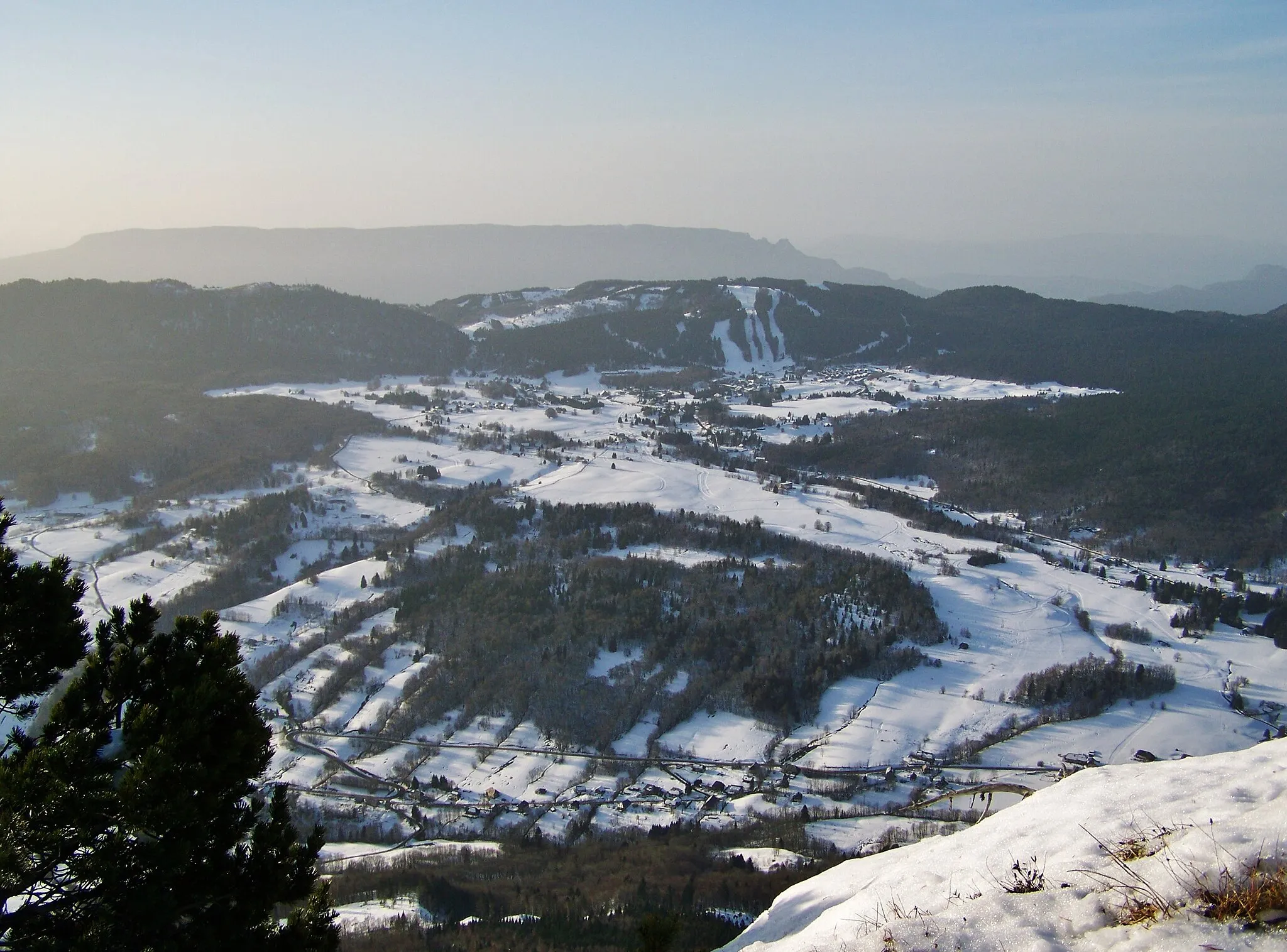 Photo showing: Sight, from the mont Margériaz mount, of French commune of Les Déserts territory and part of Savoie Grand Revard ski resort, in Savoie.