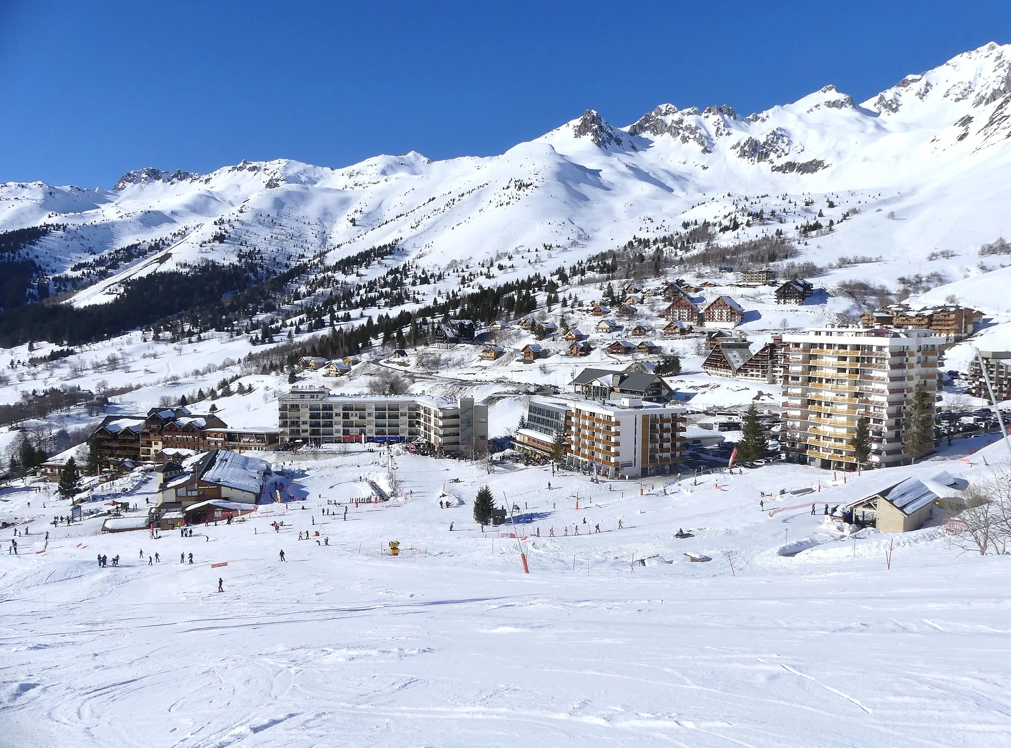 Photo showing: Sight, in winter from the ski slopes, of Saint-François-Longchamp 1650 village and resort (1,650 meters high), in Savoie, France.