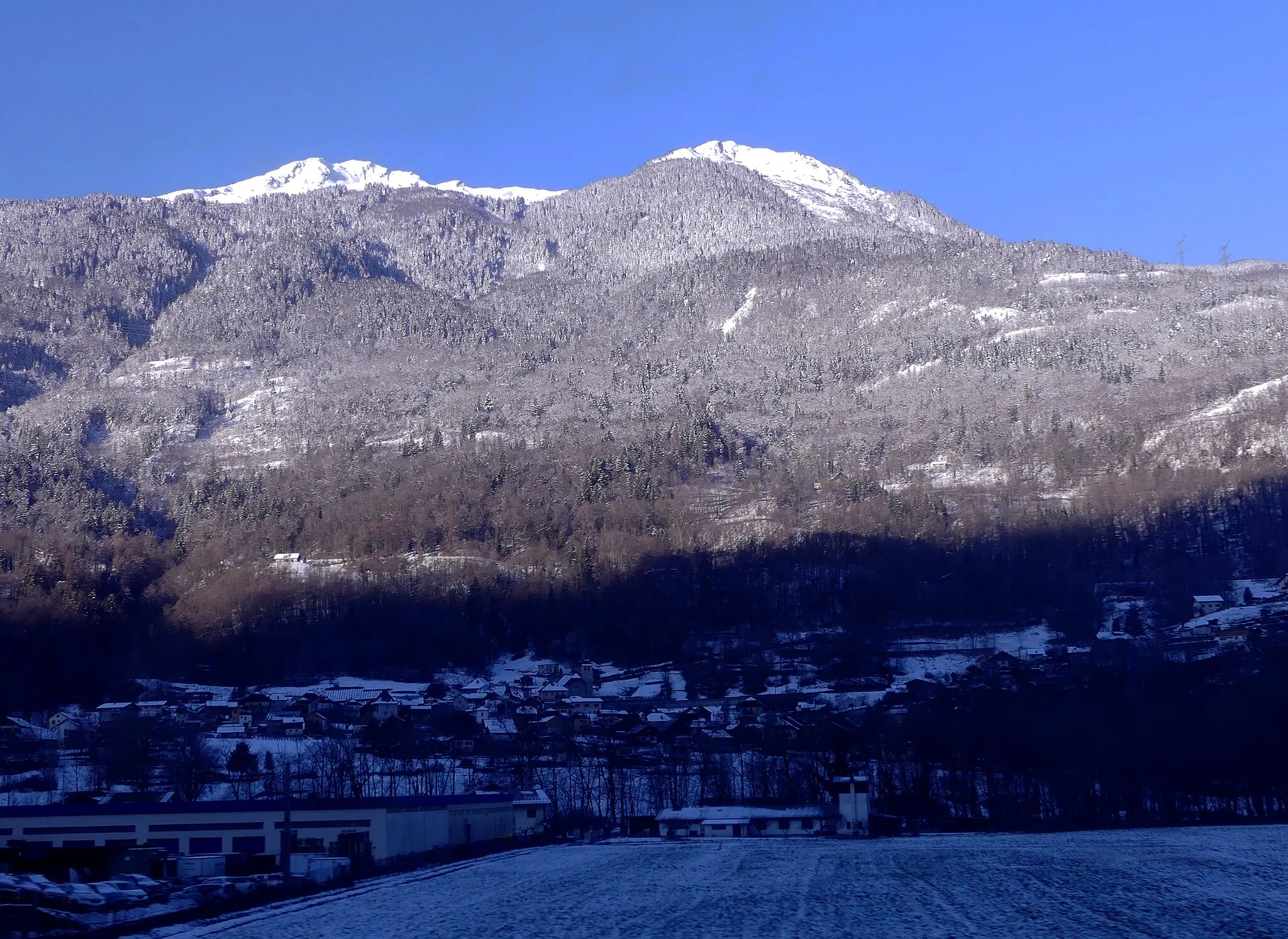 Photo showing: Sight, in a winter early morning, of the sunrise on Saint-Paul-sur-Isère in Tarentaise, Savoie, France.