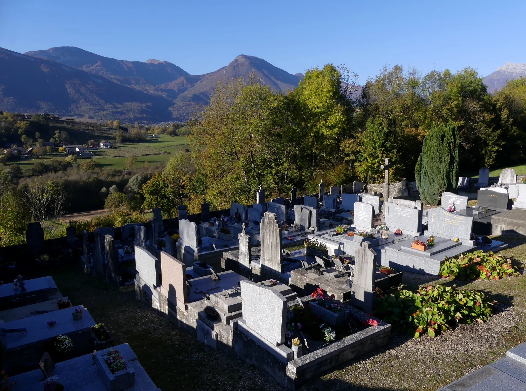 Photo showing: Sight, in autumn, of Saint-Pierre-de-Soucy cemetery, giving on Val Coisin tiny valley, in Savoie, France.