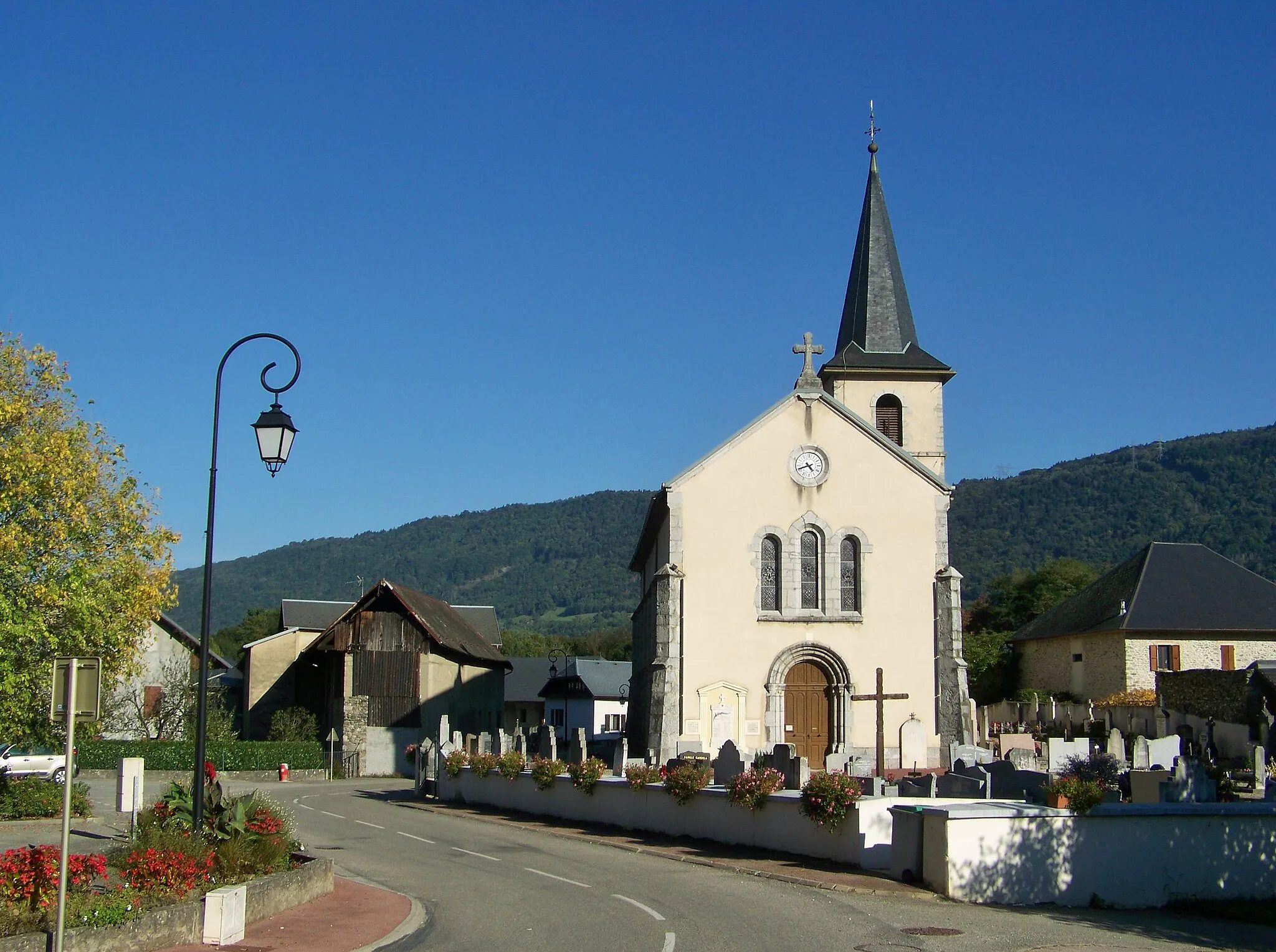 Photo showing: Main street and church of Sante-Hélène-du-Lac village in Savoie, France.