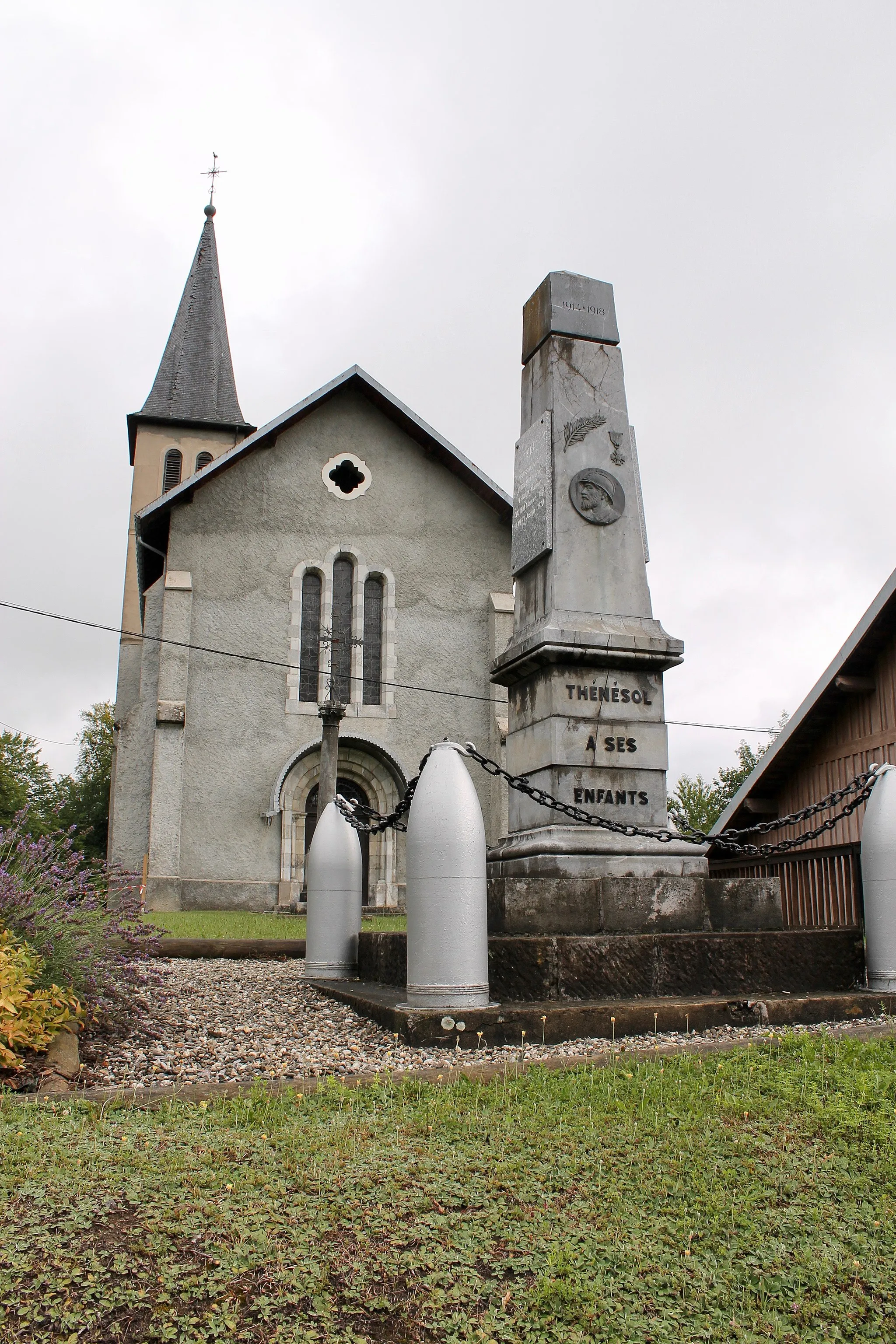 Photo showing: Façade de l'église Saint-Maurice et monument aux morts de Thénésol.