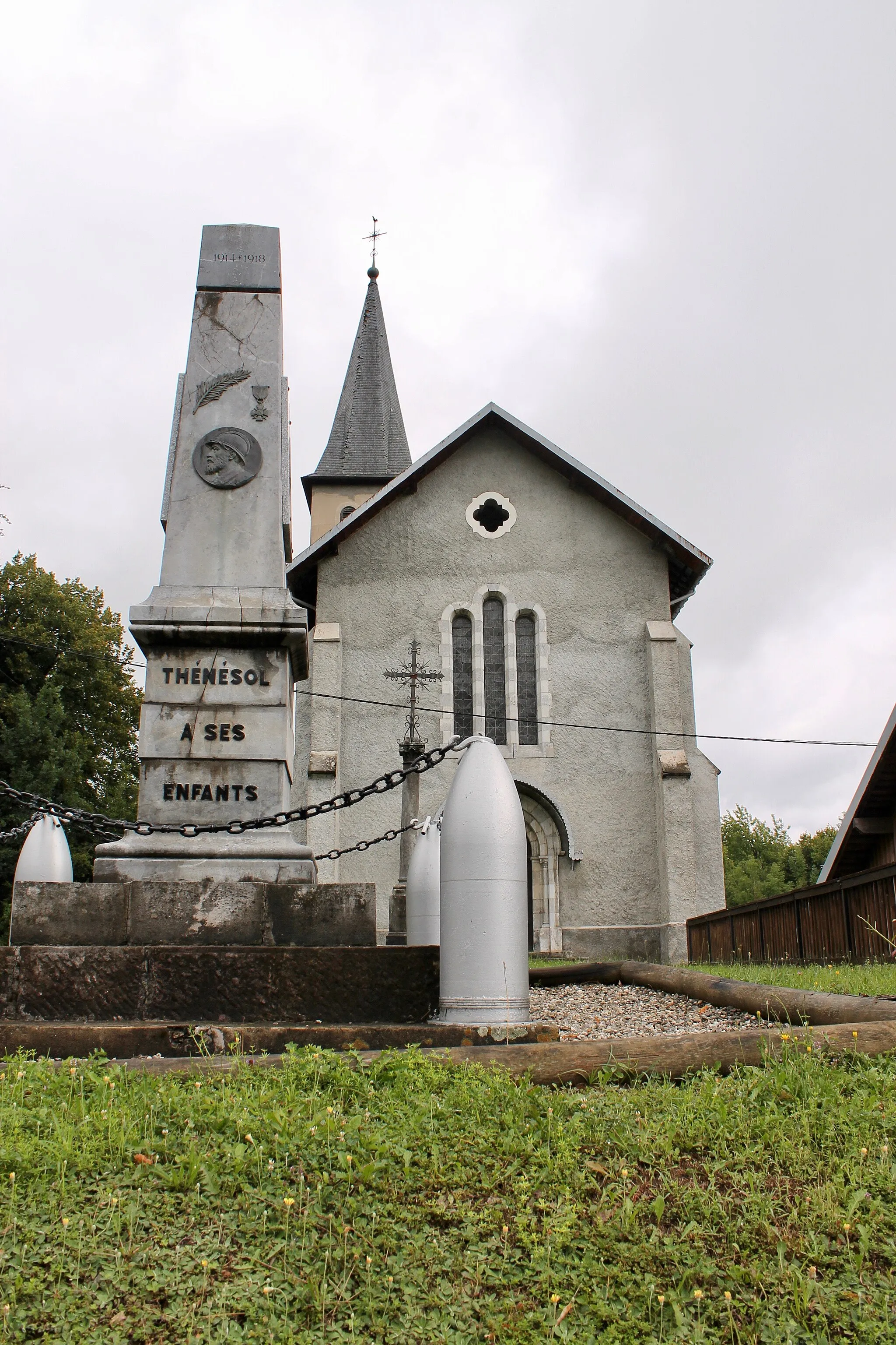 Photo showing: Façade de l'église Saint-Maurice et monument aux morts de Thénésol.