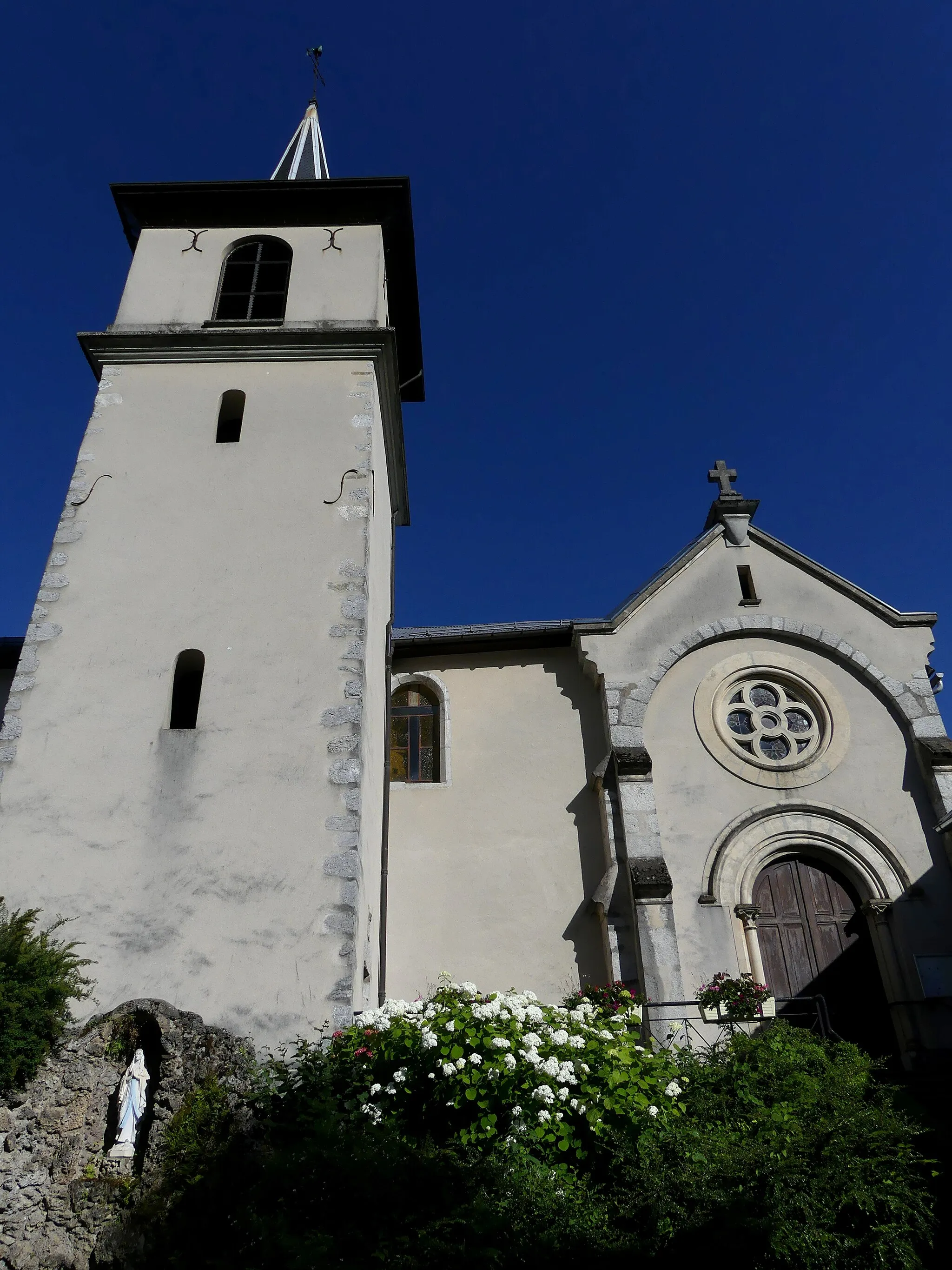 Photo showing: Sight, in the evening, of the north-western side of Église Saint-Trophime in Tournon, Savoie, France.