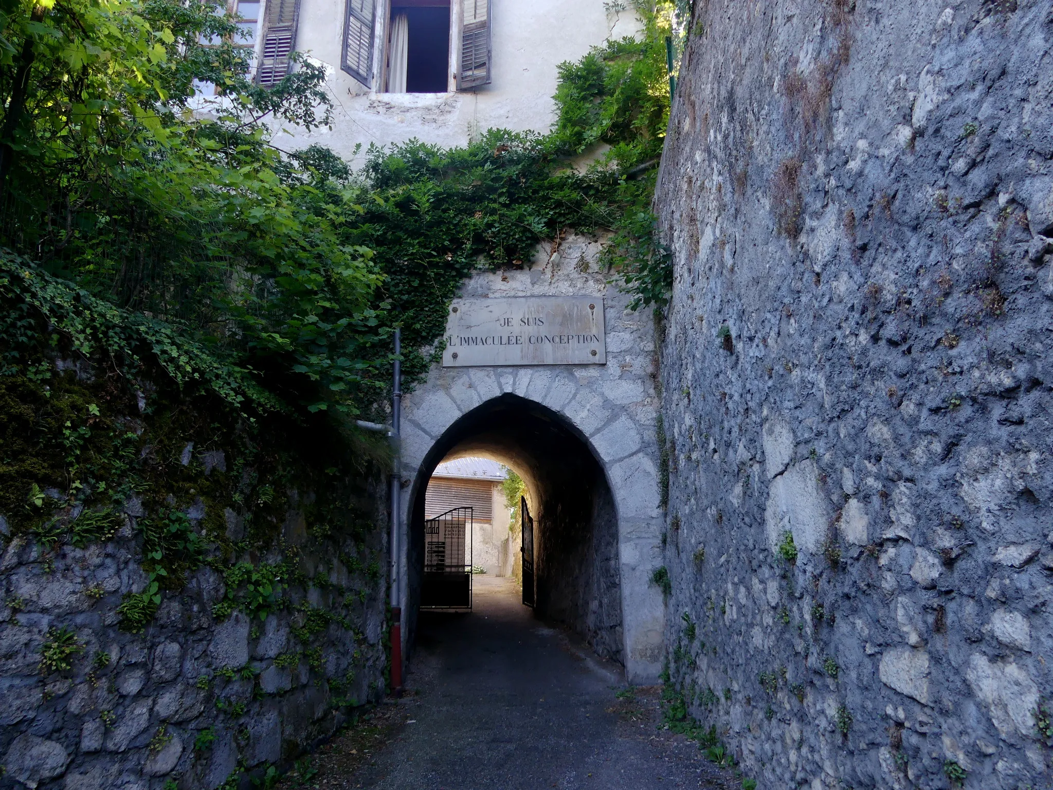 Photo showing: Sight, in the evening, of the portal leading to Saint-Trophime church of Tournon, Savoie, France.