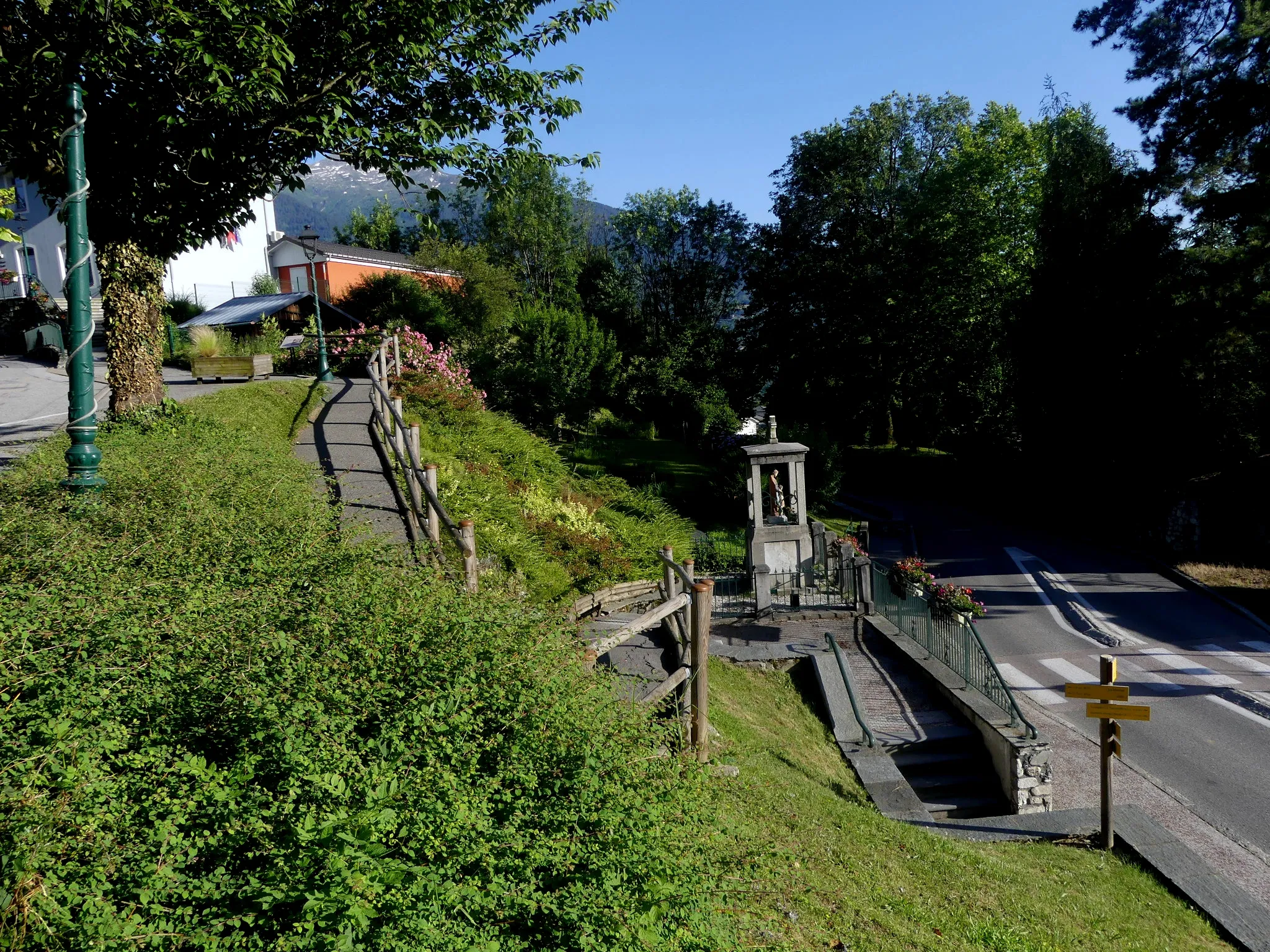 Photo showing: Sight, in the evening, of a footpath near Tournon town hall, Savoie, France.