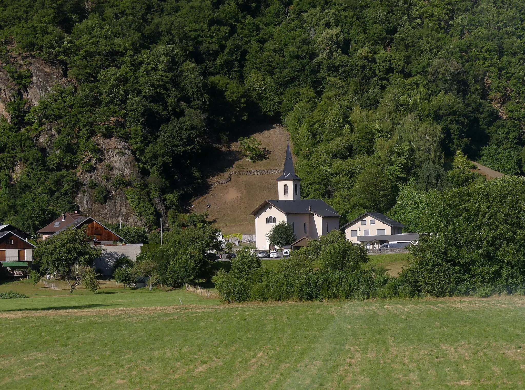 Photo showing: Sight, in the evening, of Tours-en-Savoie church in Tarentaise valley, Savoie, France.