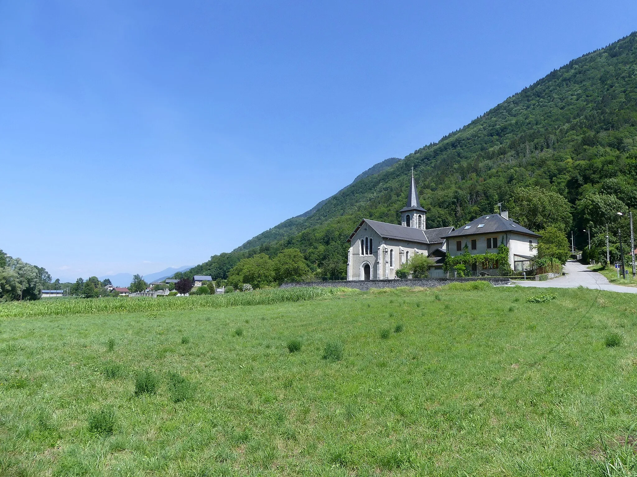 Photo showing: General sight of Villard-Léger and its church, in Savoie, France.