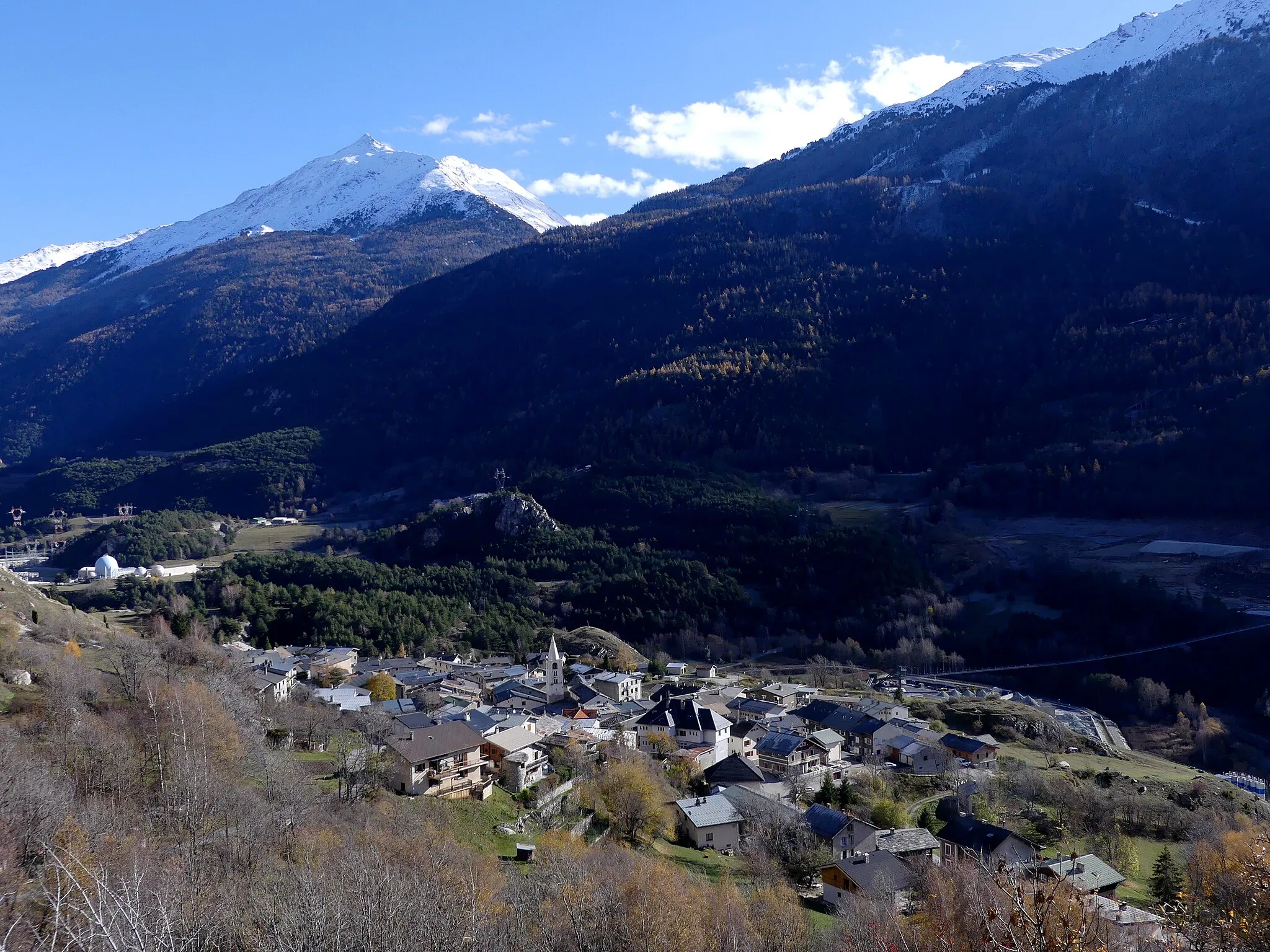 Photo showing: Sight, in autumn, of Le Bourget village in Maurienne valley, Savoie, France.