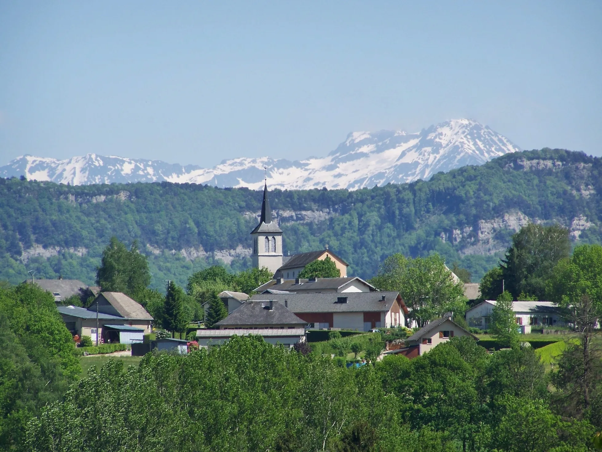 Photo showing: Panoramic sight of the French village of Vimines near Chambéry, with at the background the snow-covered Belledonne mountains, in Savoie.