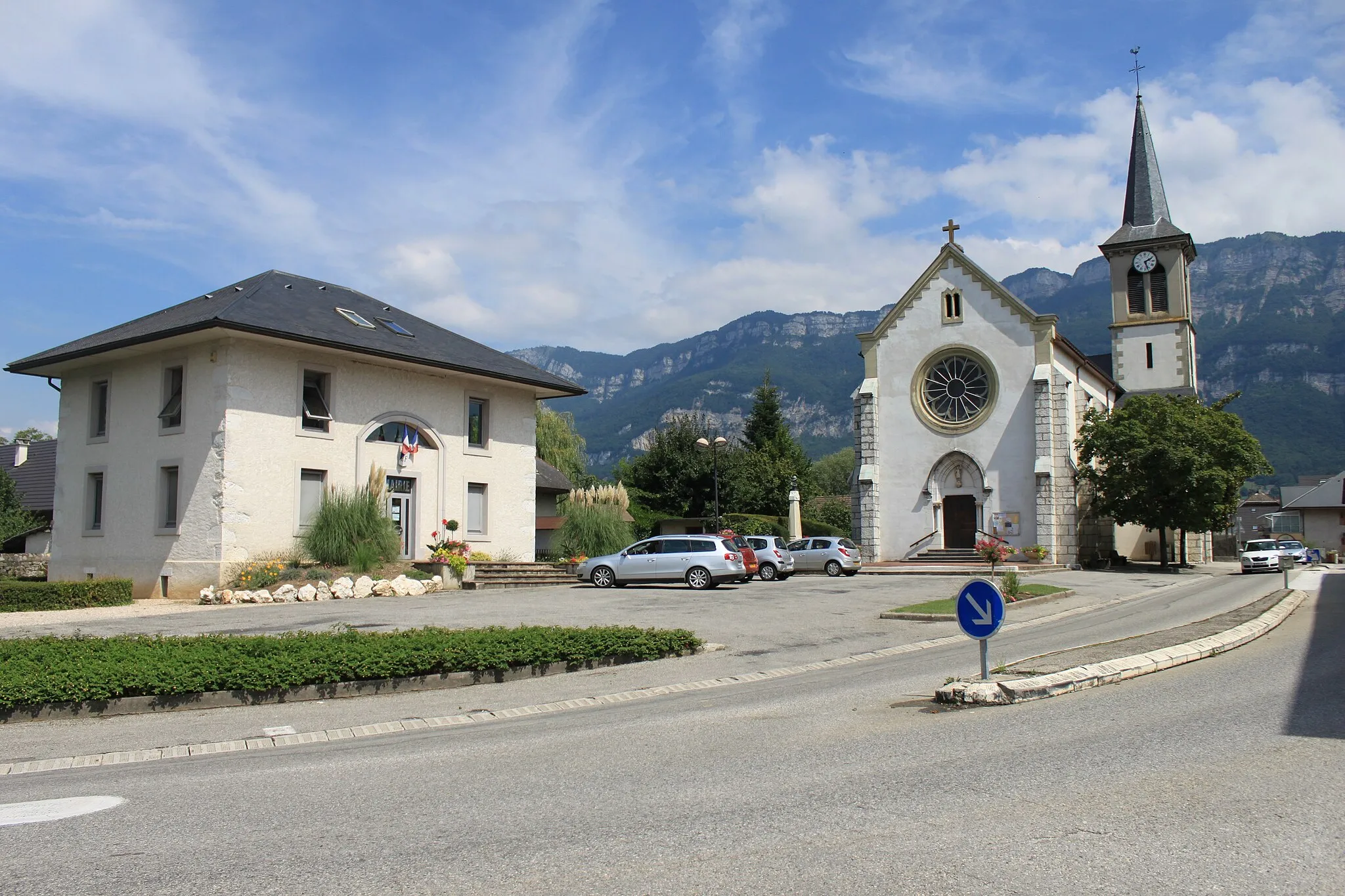 Photo showing: La Mairie et l'église de Viviers-du-Lac (Savoie)
