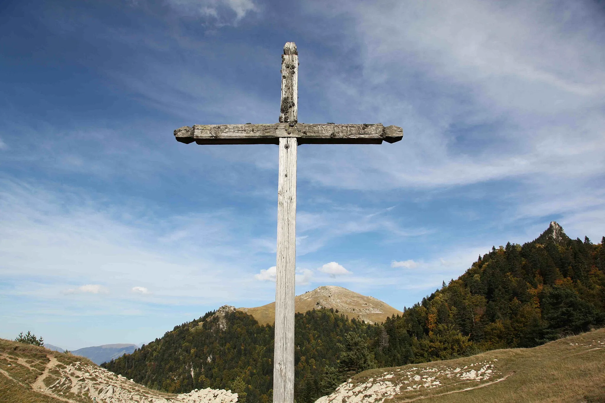 Photo showing: The Menée pass, the cross on the path above the road tunnel