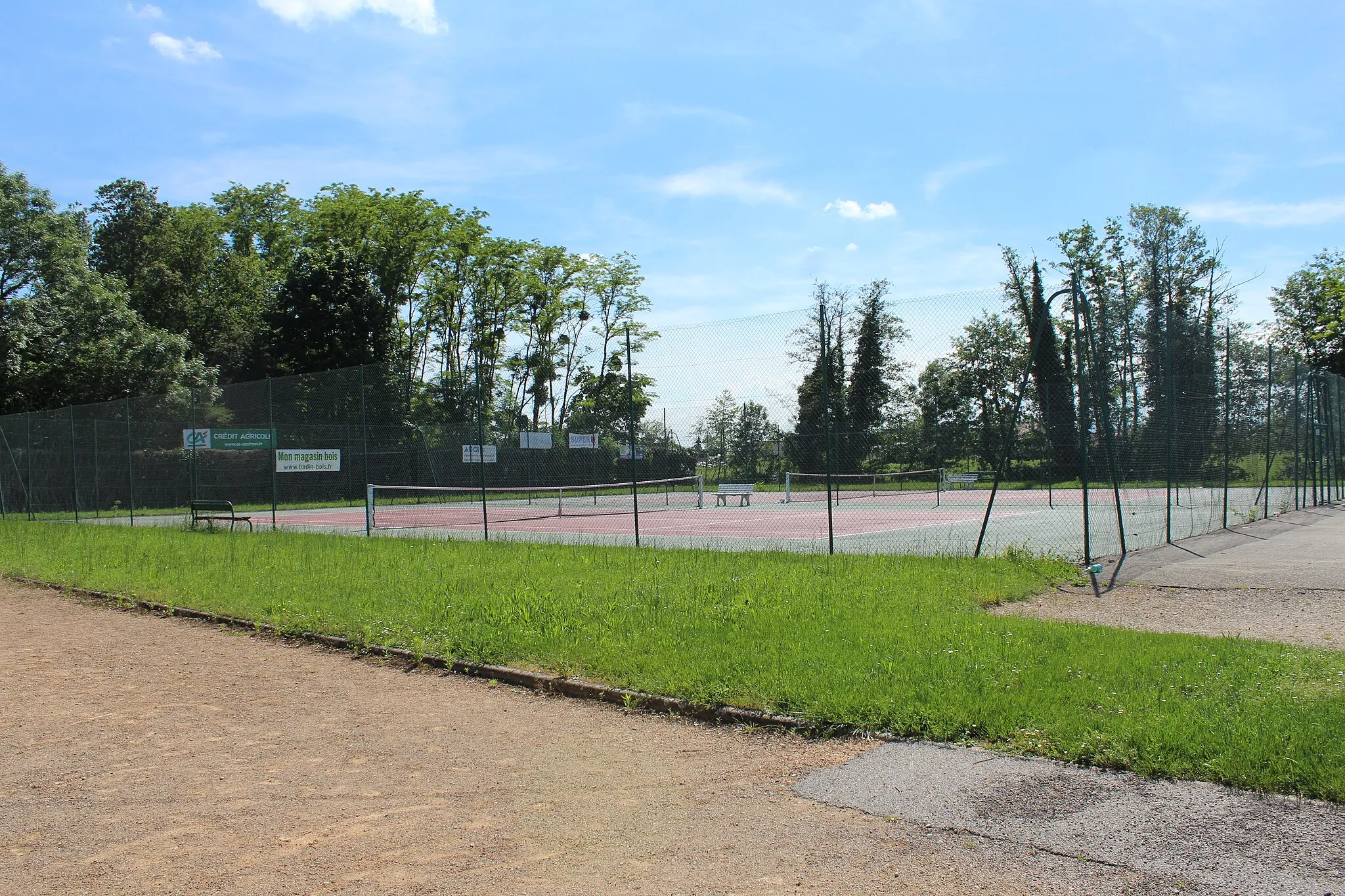 Photo showing: Courts extérieurs de tennis à Crottet.