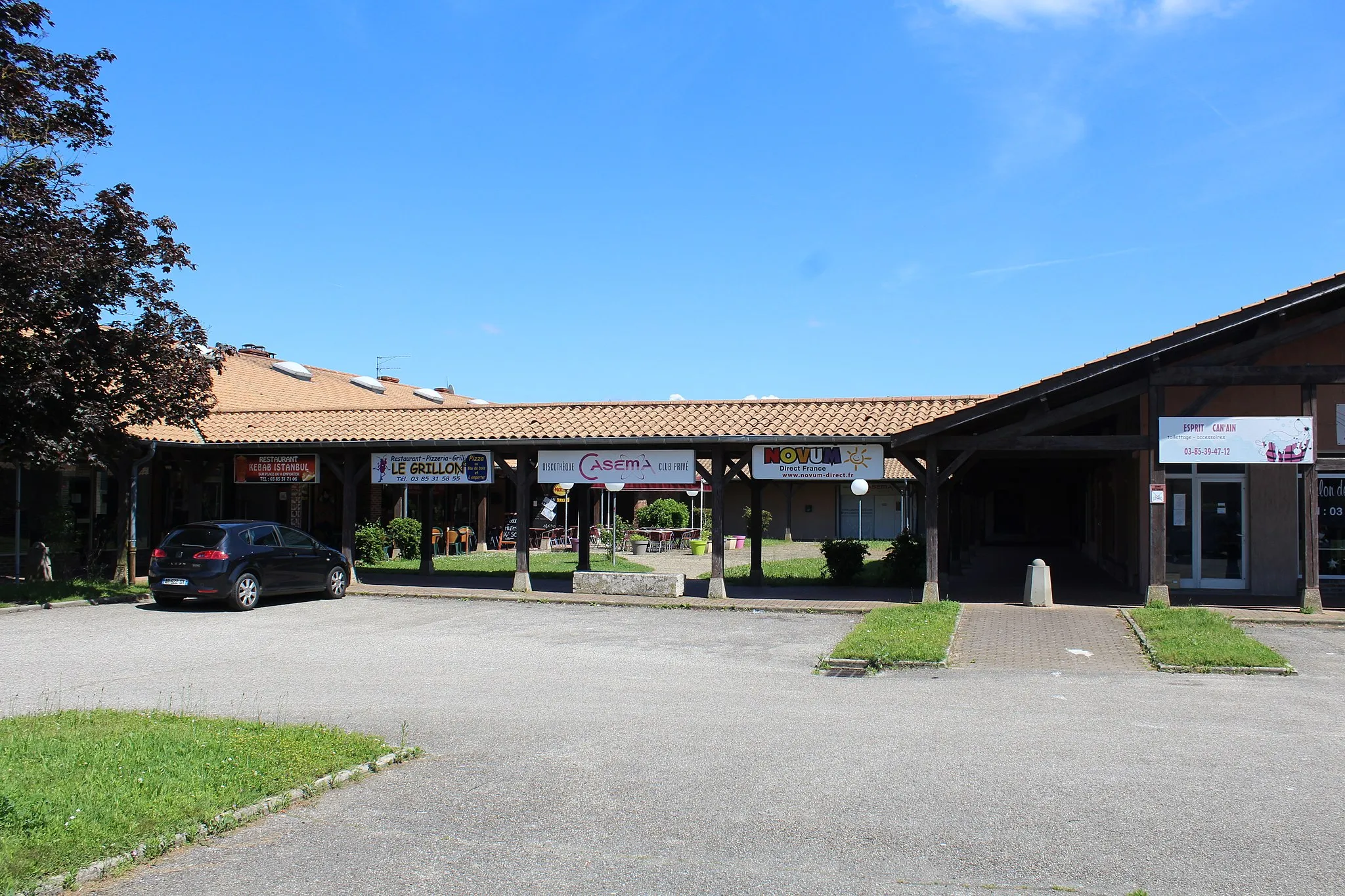 Photo showing: Centre commercial de la Samiane à Crottet.