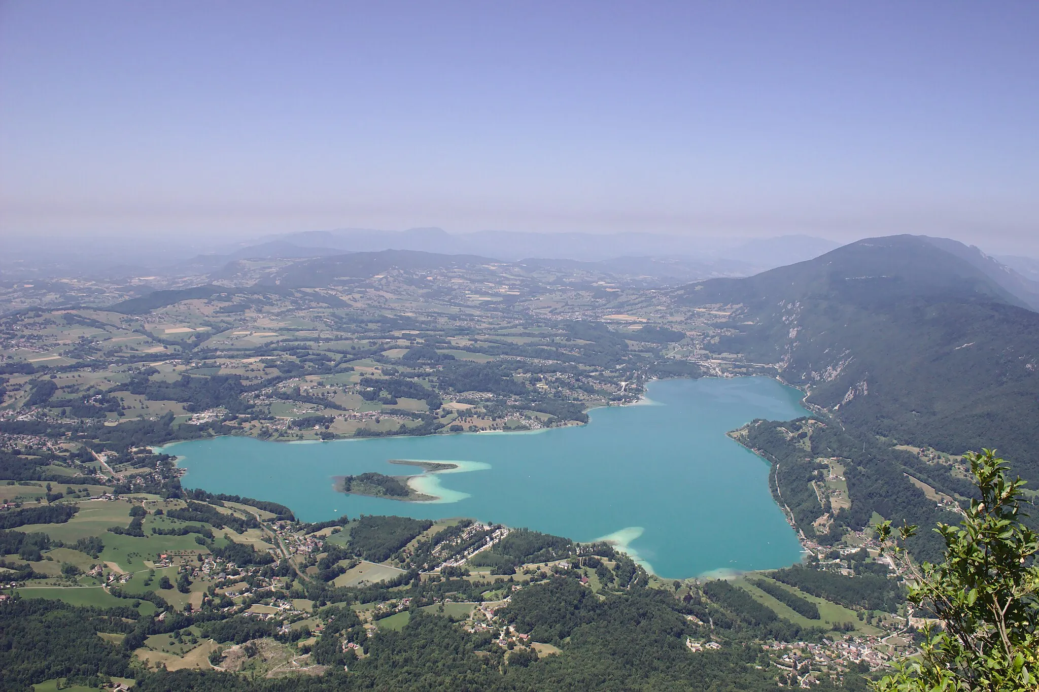 Photo showing: Aiguebelette Lake from the Mont Grèle (France)