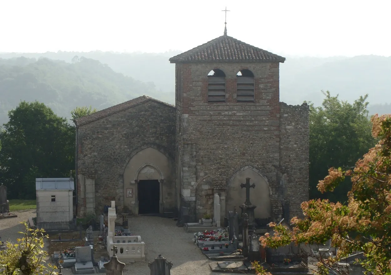 Photo showing: La chapelle Saint-Barthélémy de Montluel et son cimetière, vus depuis la butte de la Vierge voisine.