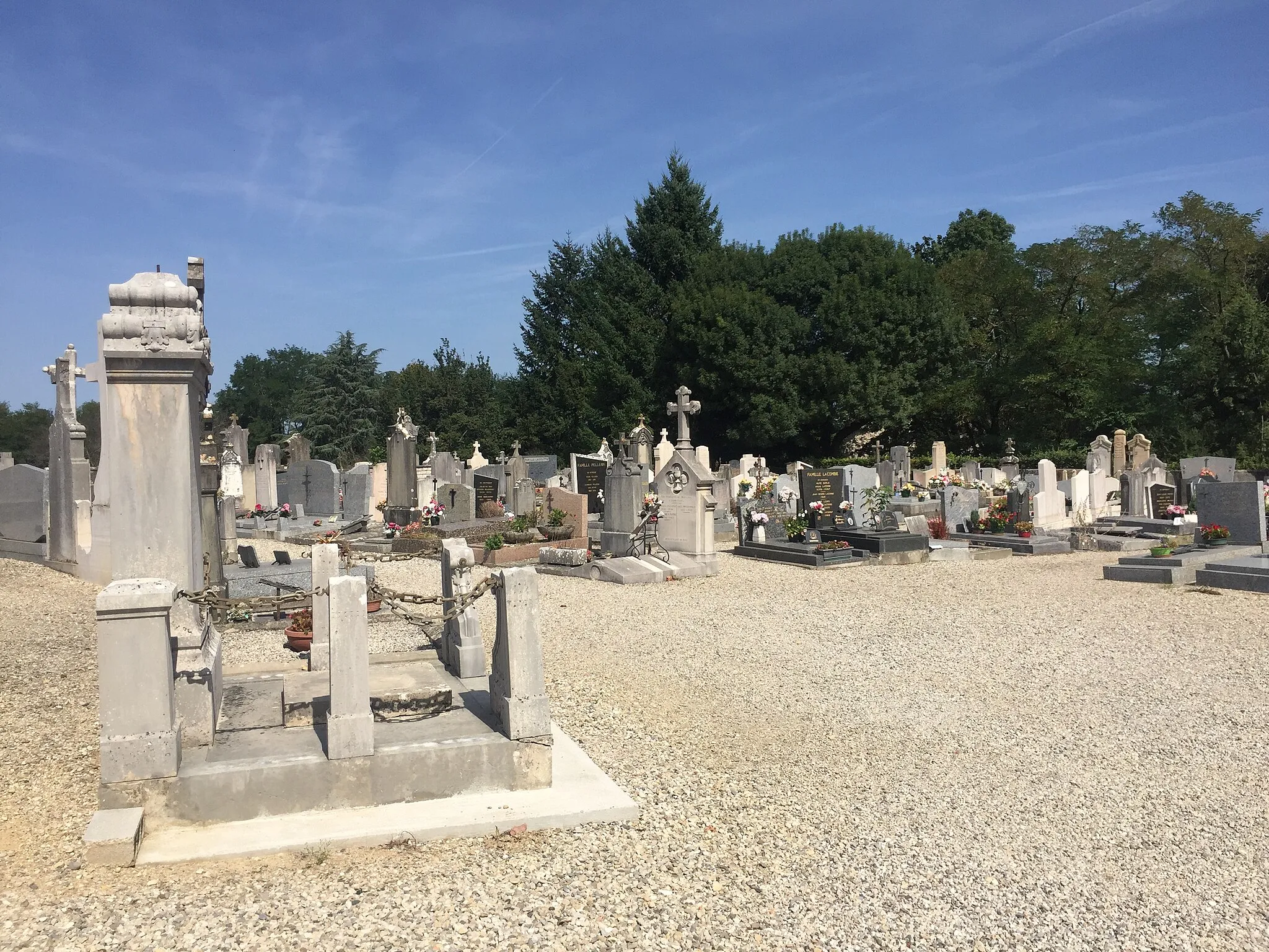 Photo showing: Image de cimetière à Montluel, dans l'Ain en France.