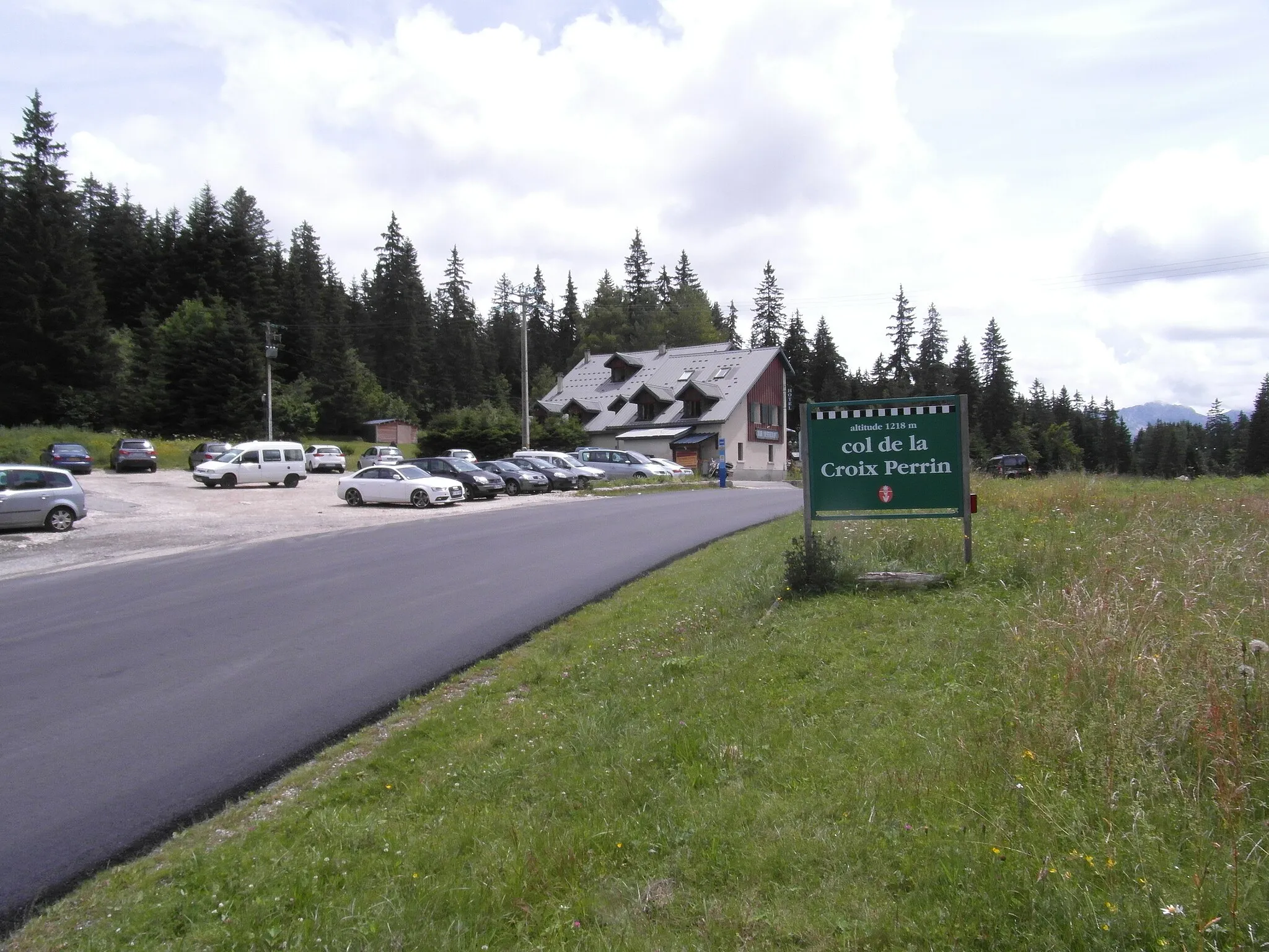 Photo showing: Col de la Croix Perrin et l'auberge