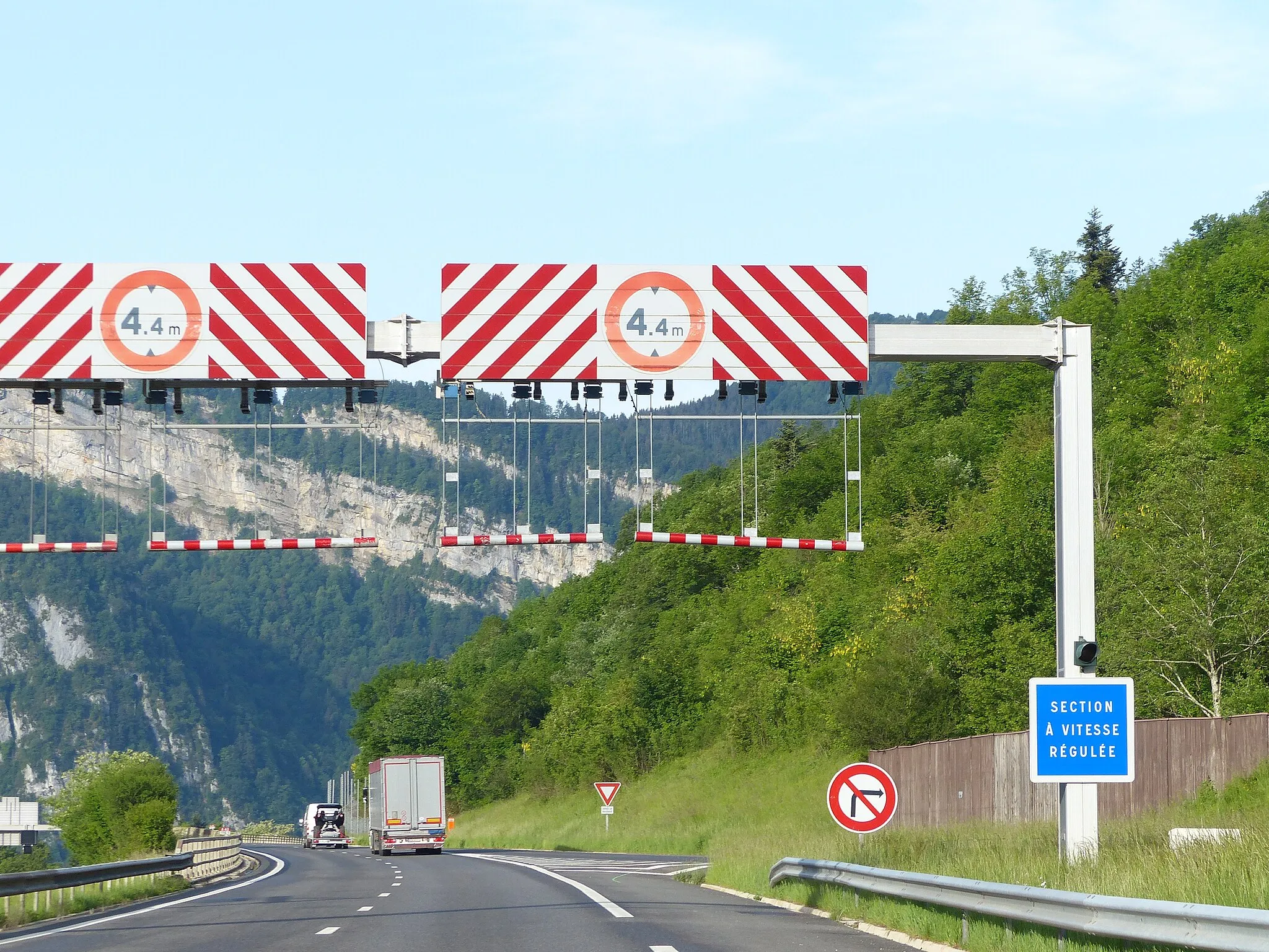 Photo showing: Panneaux B12 4.4 m sur portique K15, panneaux C51a et B2b, autoroute A40, Ain, France.