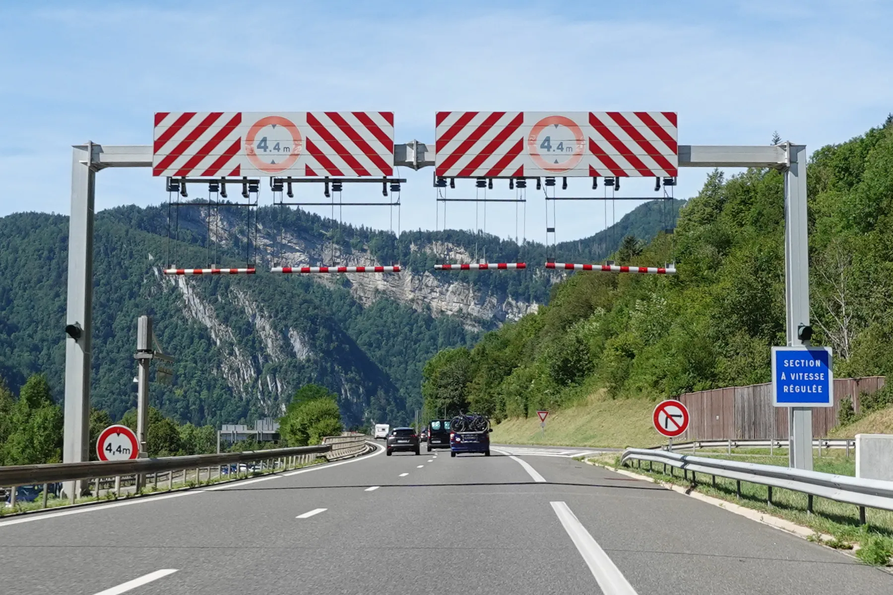 Photo showing: Portique K15 et panneaux B12 hauteur max. 4,4 m, autoroute A40, Ain, France.