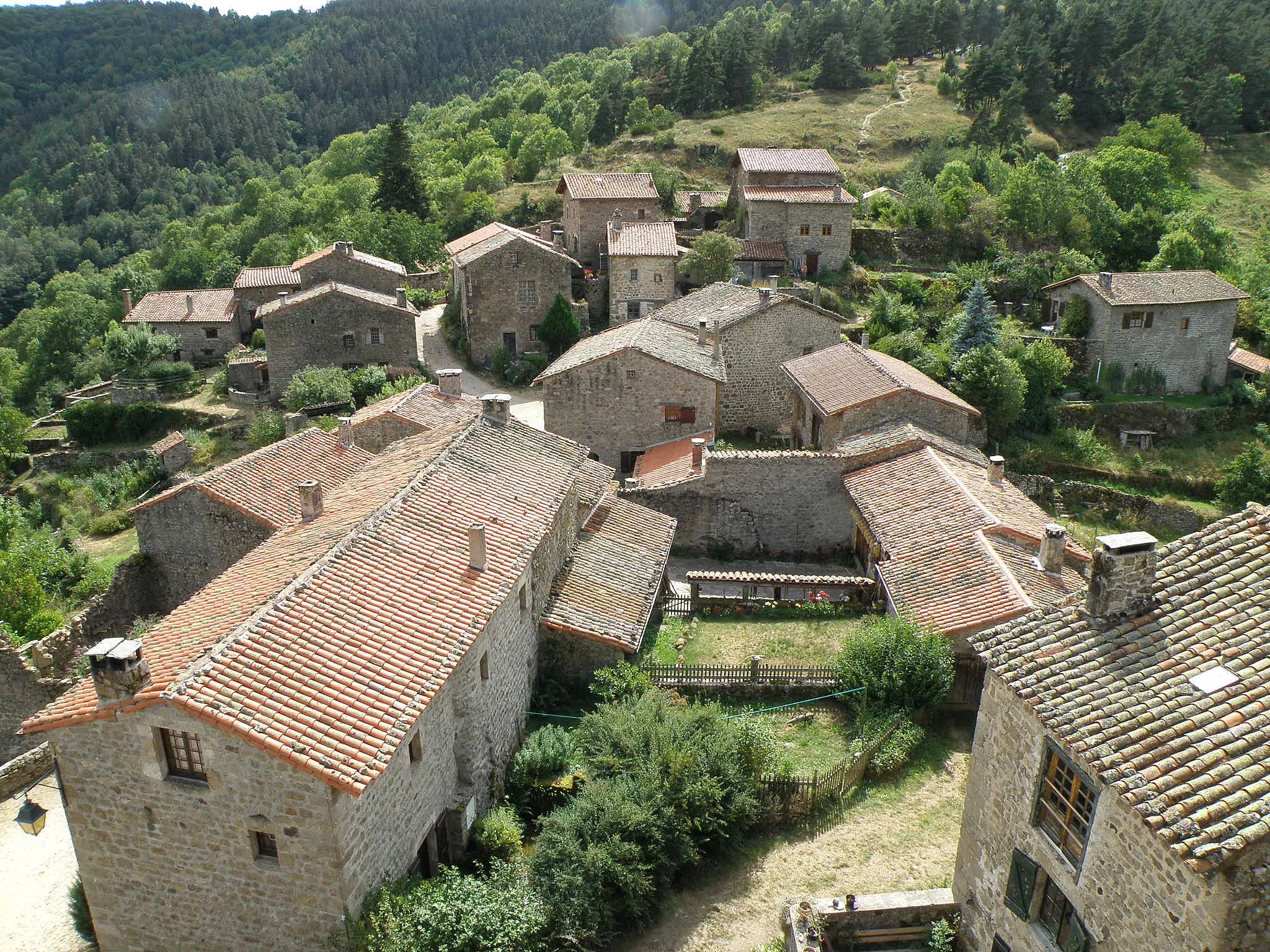 Photo showing: Hameau de Chalencon, appartenant à la comm. de Saint-André-de-Chalencon, dép. de la Haute-Loire, France (région Auvergne). Vue générale du village, prise depuis la terrasse occidentale du château (regard dirigé vers le sud-ouest).