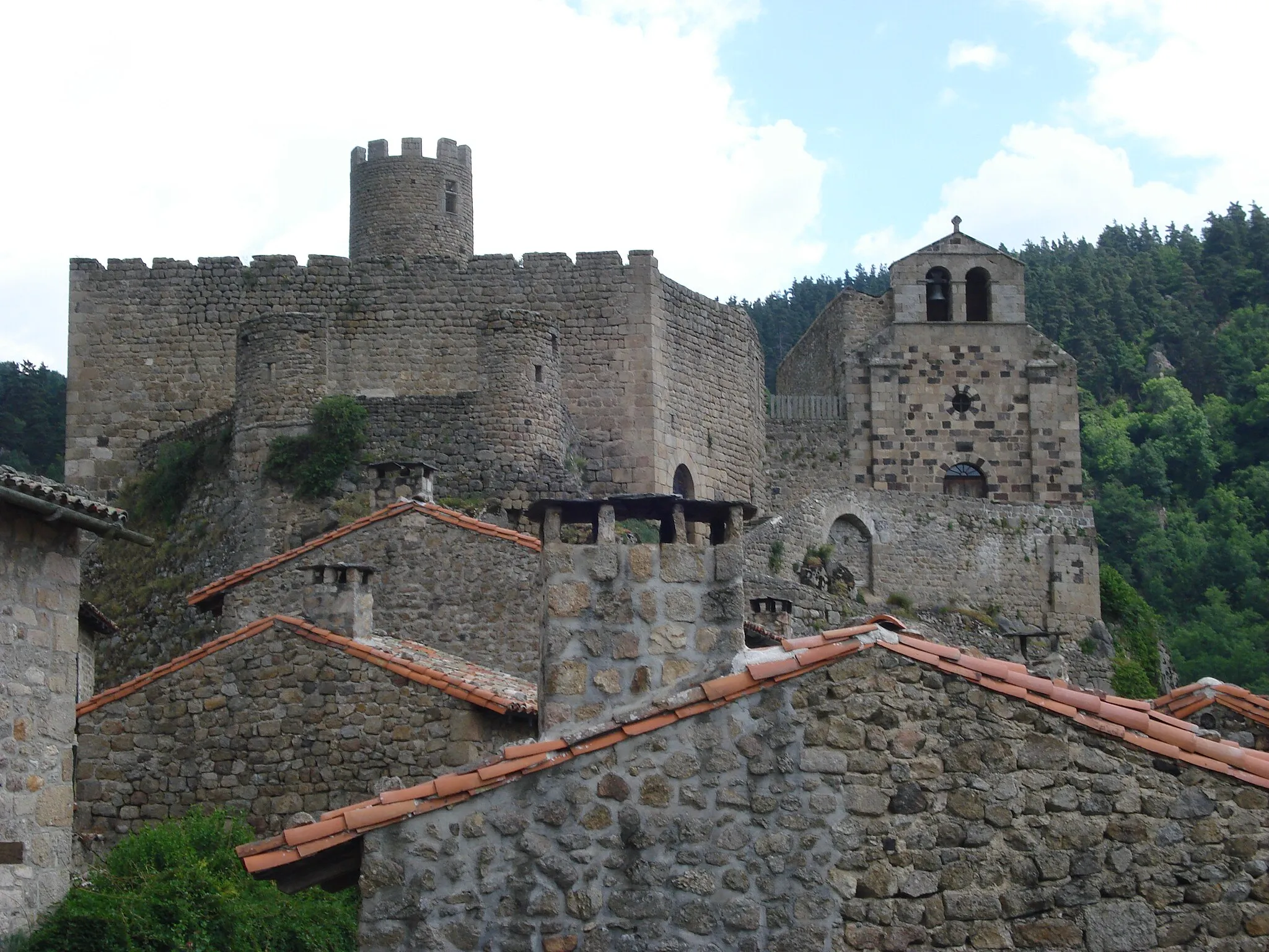 Photo showing: Castle and church of Chalencon (comm. Saint-André-de-Chalencon, Haute-Loire, Fr).