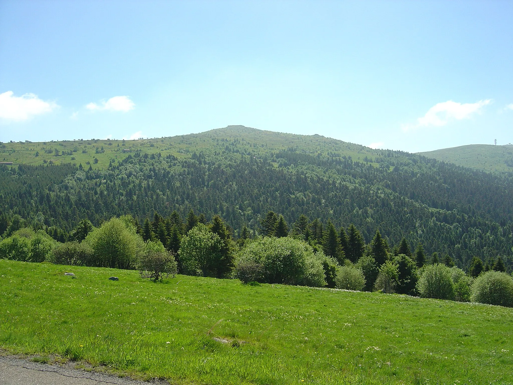 Photo showing: Vue sur Peyre-Mayou (1542m) et Pierre-sur-Haute (1634m) dans le dernier kilomètre de l'ascension du col du Béal par le versant ouest