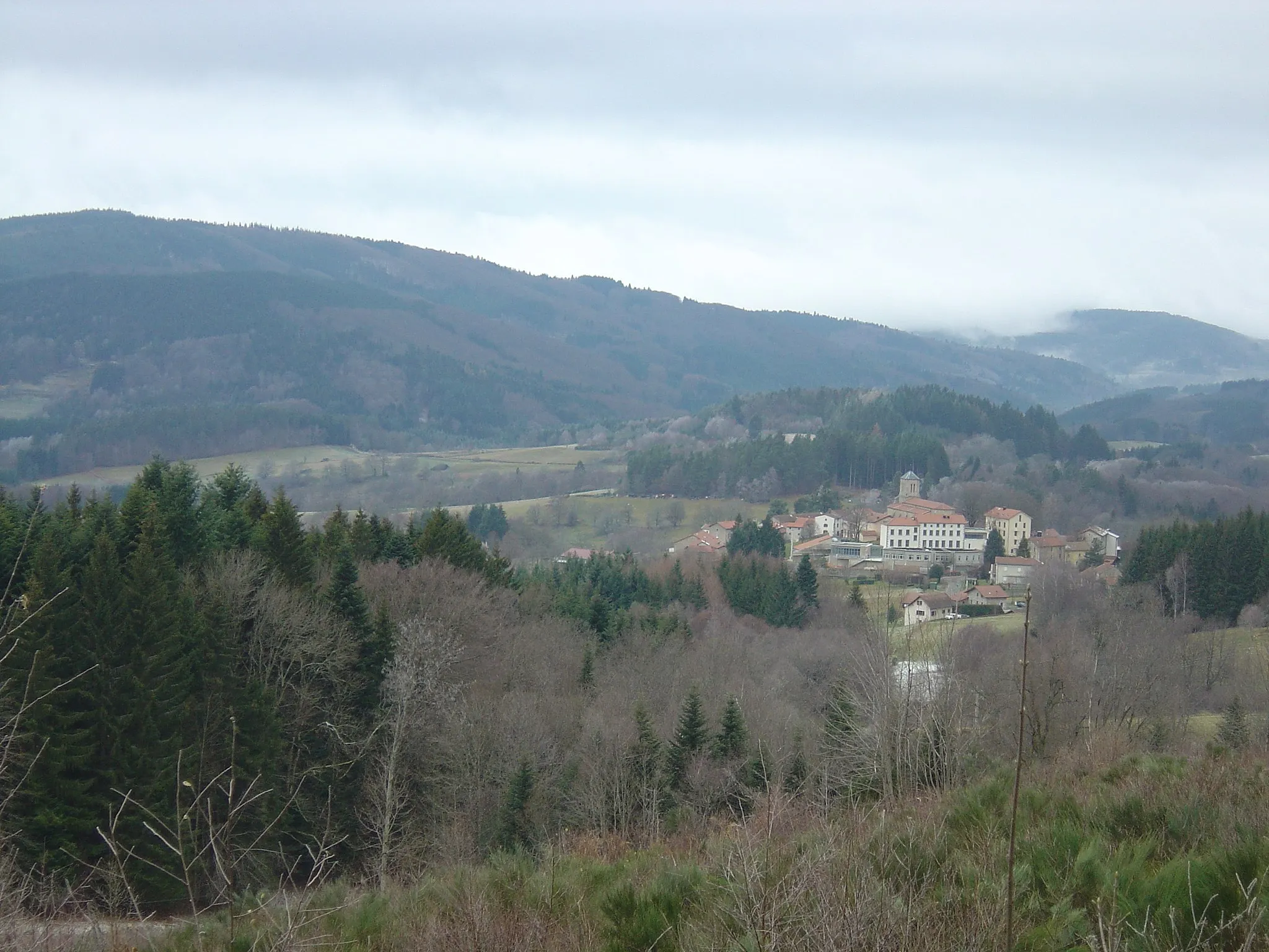 Photo showing: Village du Brugeron (Puy-de-Dôme; 63; Haut-Forez) vu de la route menant au col du Béal