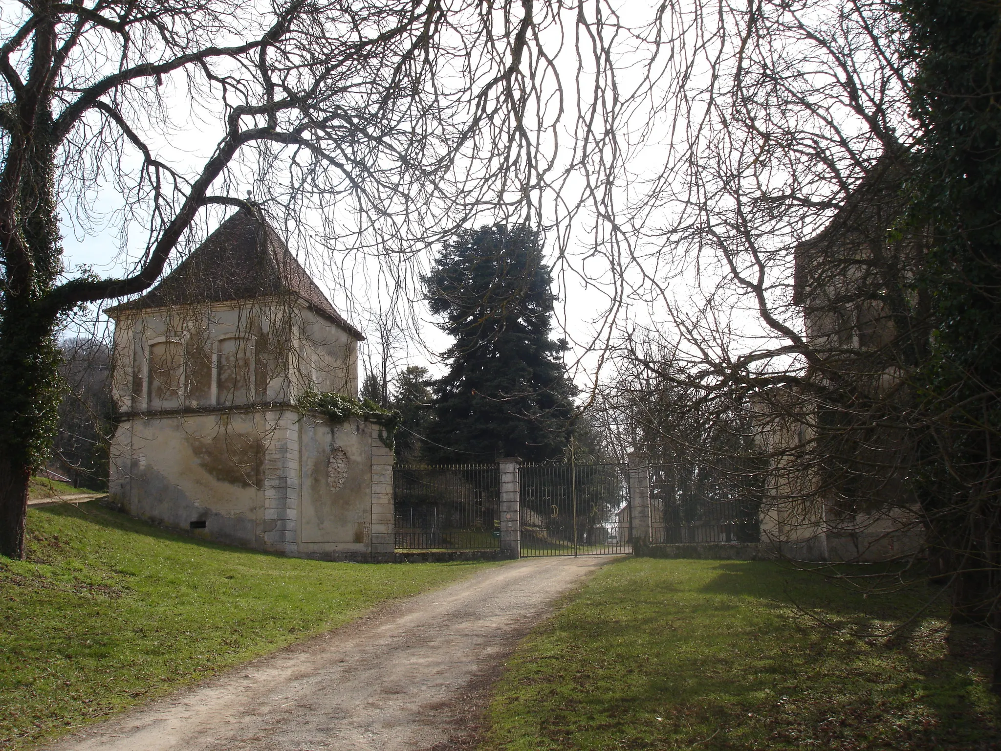 Photo showing: Dizimieu (38) : L'entrée du château