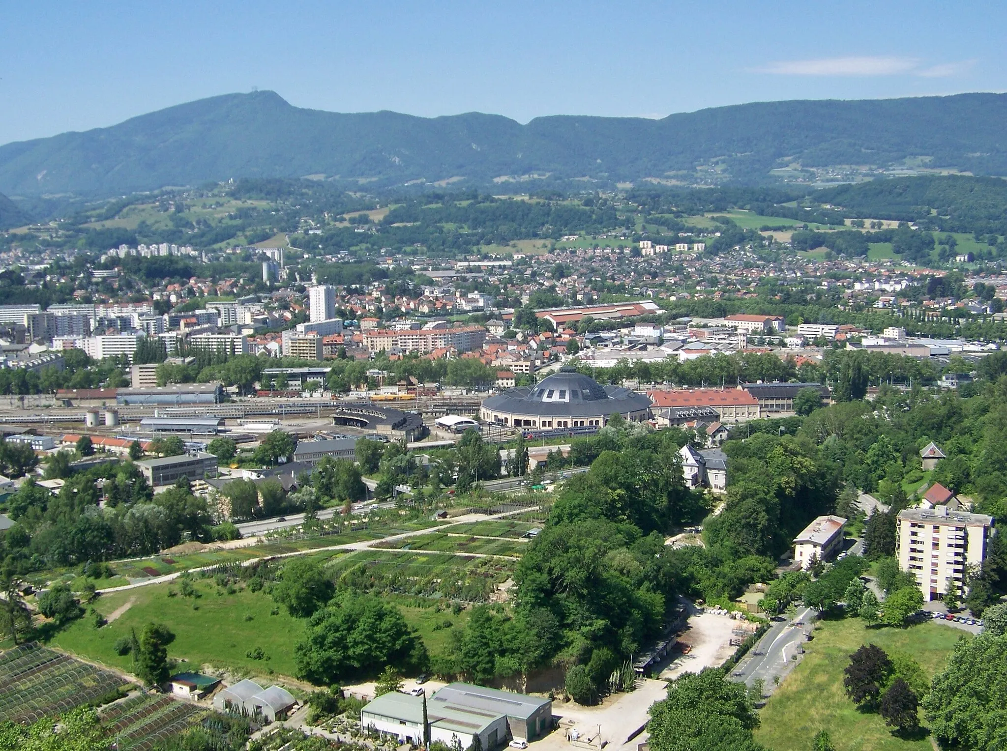 Photo showing: Neighborhood of the city of Chambéry railway roundhouse, situated in La Cassine and Beauvoir (foreground) and Angleterre (background), in Savoie, France.