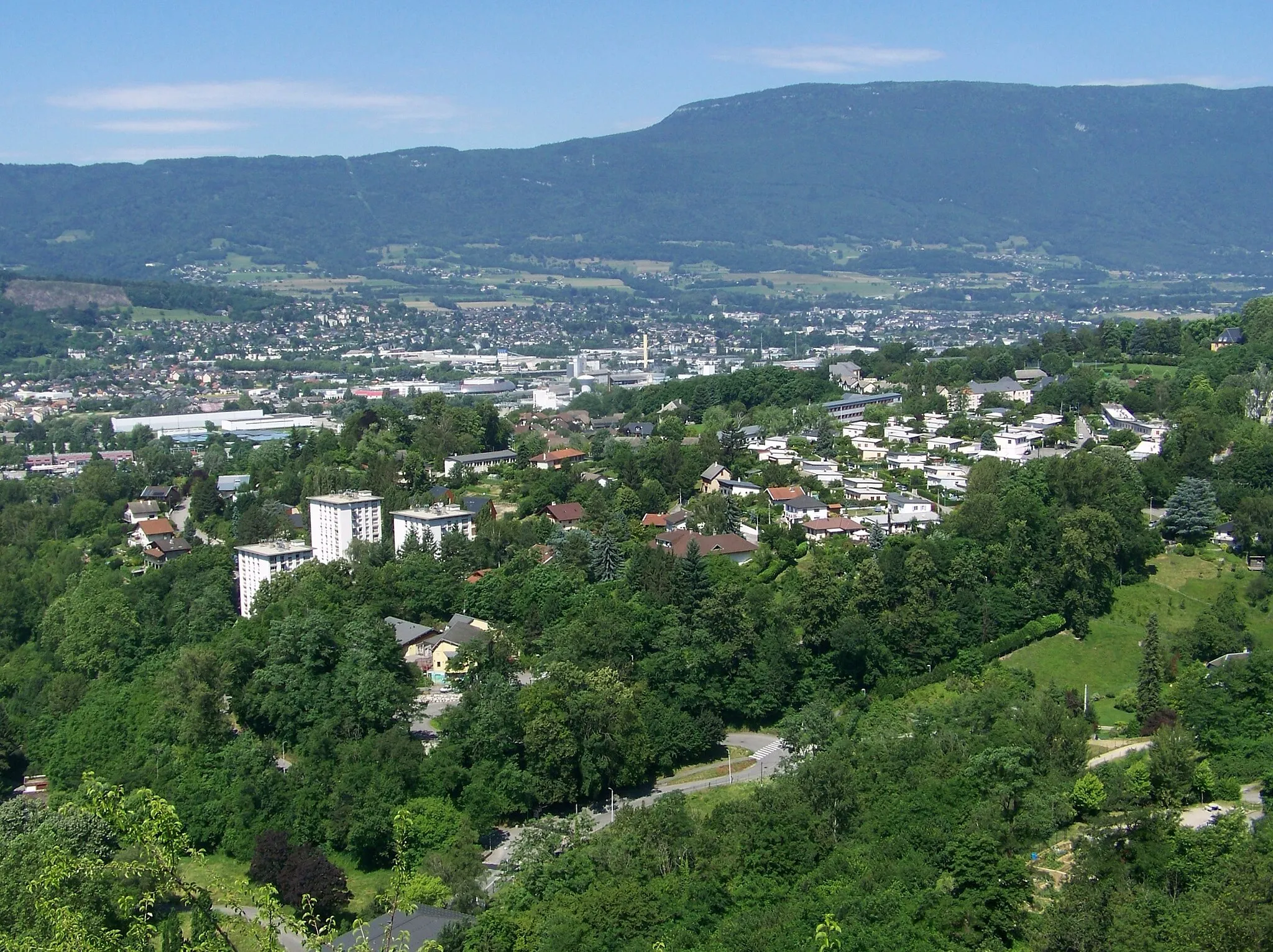 Photo showing: Panoramic sight of the Boisse hill and Chantemerle neighborhood, in Chambéry, Savoie, France.