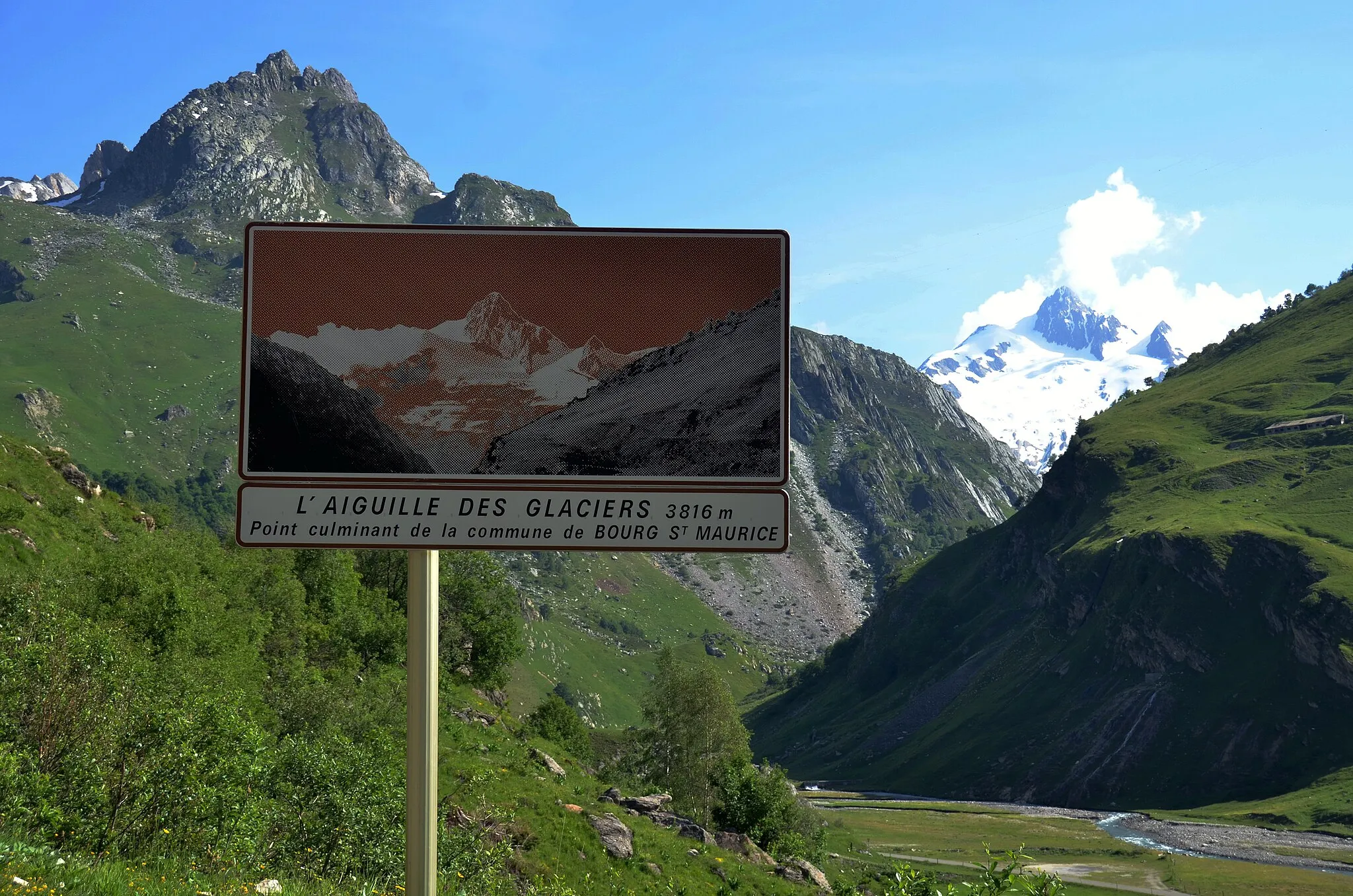 Photo showing: Clear tourist information roadpanels showing what you can see (when clear weathercircumstances). Here Aiguille du Glaciers 3816 m, also seen in reality