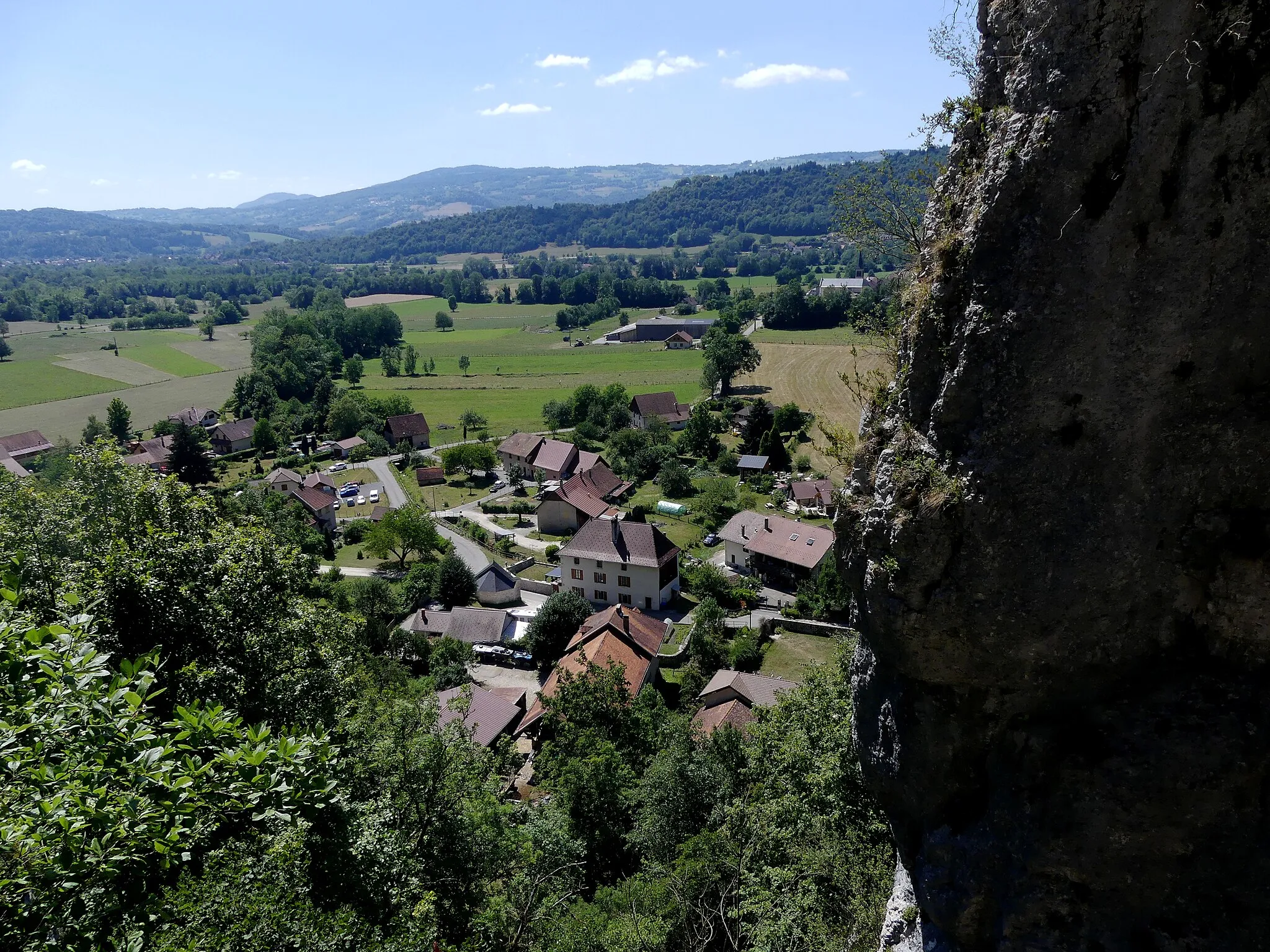 Photo showing: Sight, from the southern cave of Saint-Christophe, of Saint-Christophe village Savoie, France.