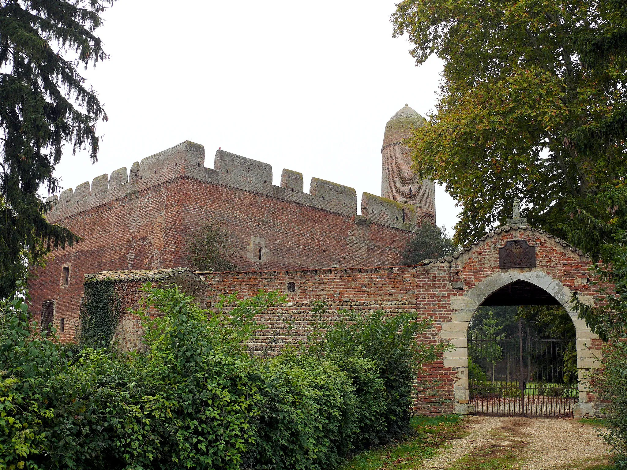 Photo showing: Savigneux (Ain) - Donjon de Juis