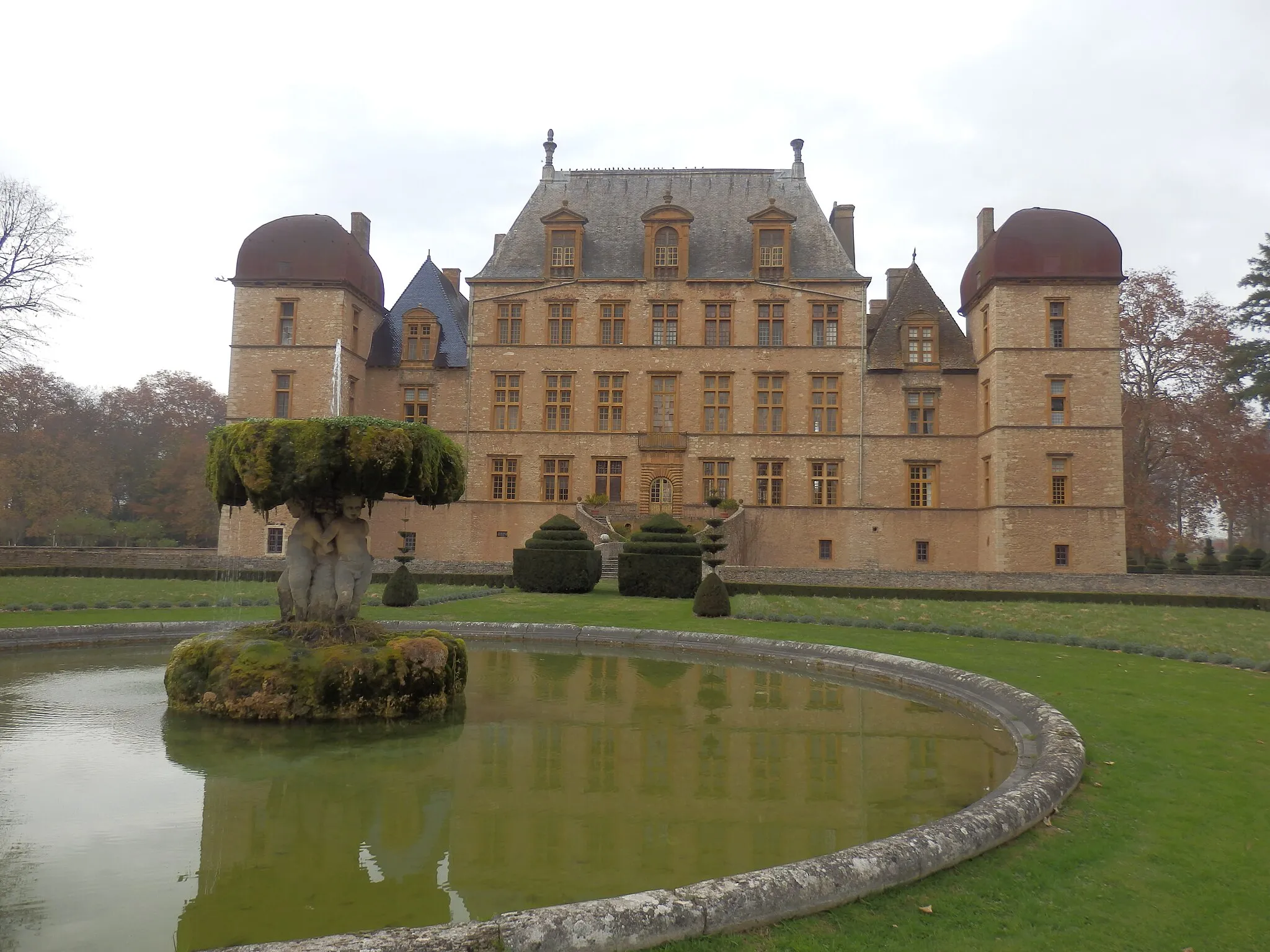 Photo showing: Château de Fléchères (Ain) Logis principal et jardin (autrefois jardin à la française)