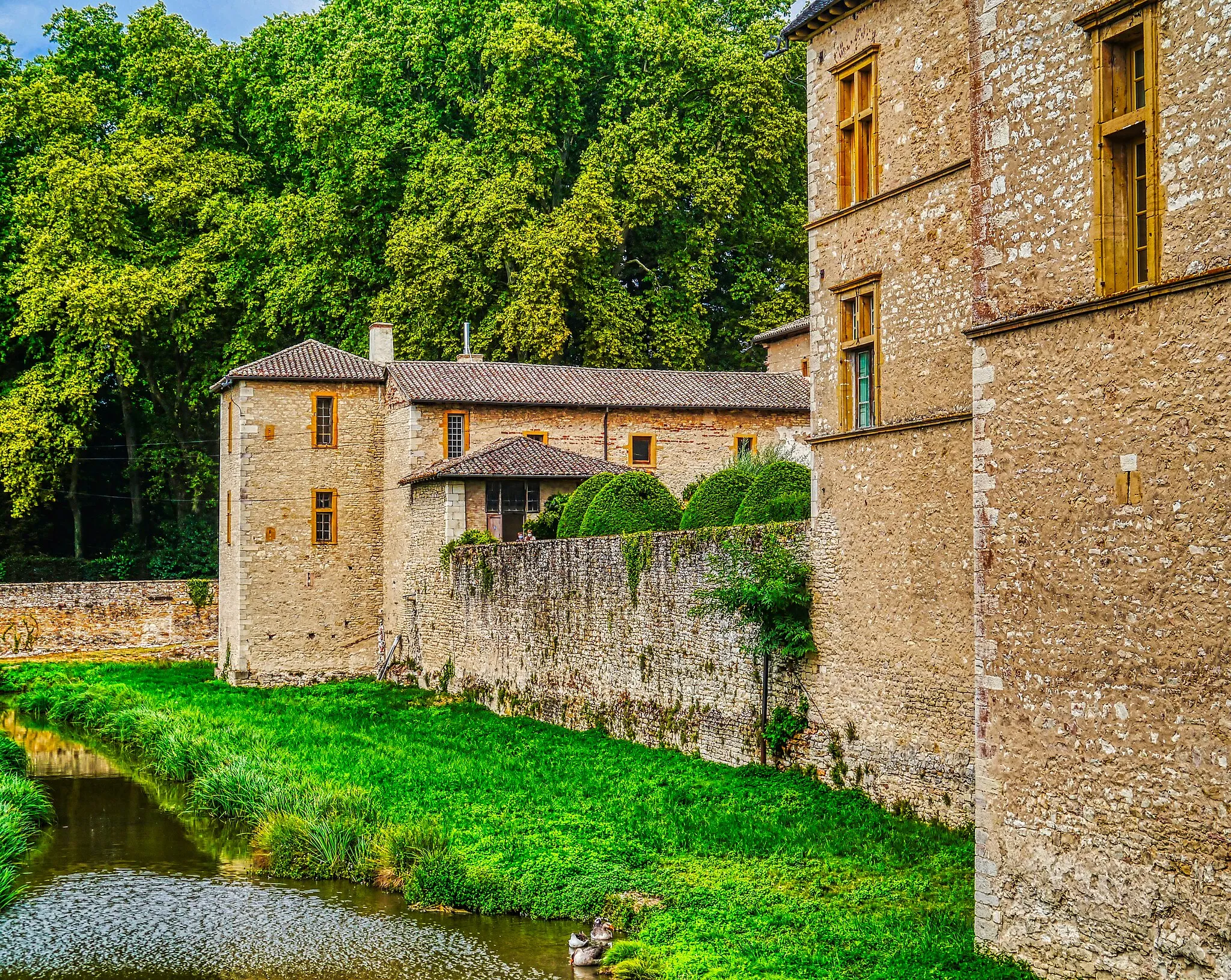 Photo showing: West Side of Fléchères Castle, Fareins, Department of Ain, Region of Auvergne-Rhône-Alpes (former Rhône-Alpes), France