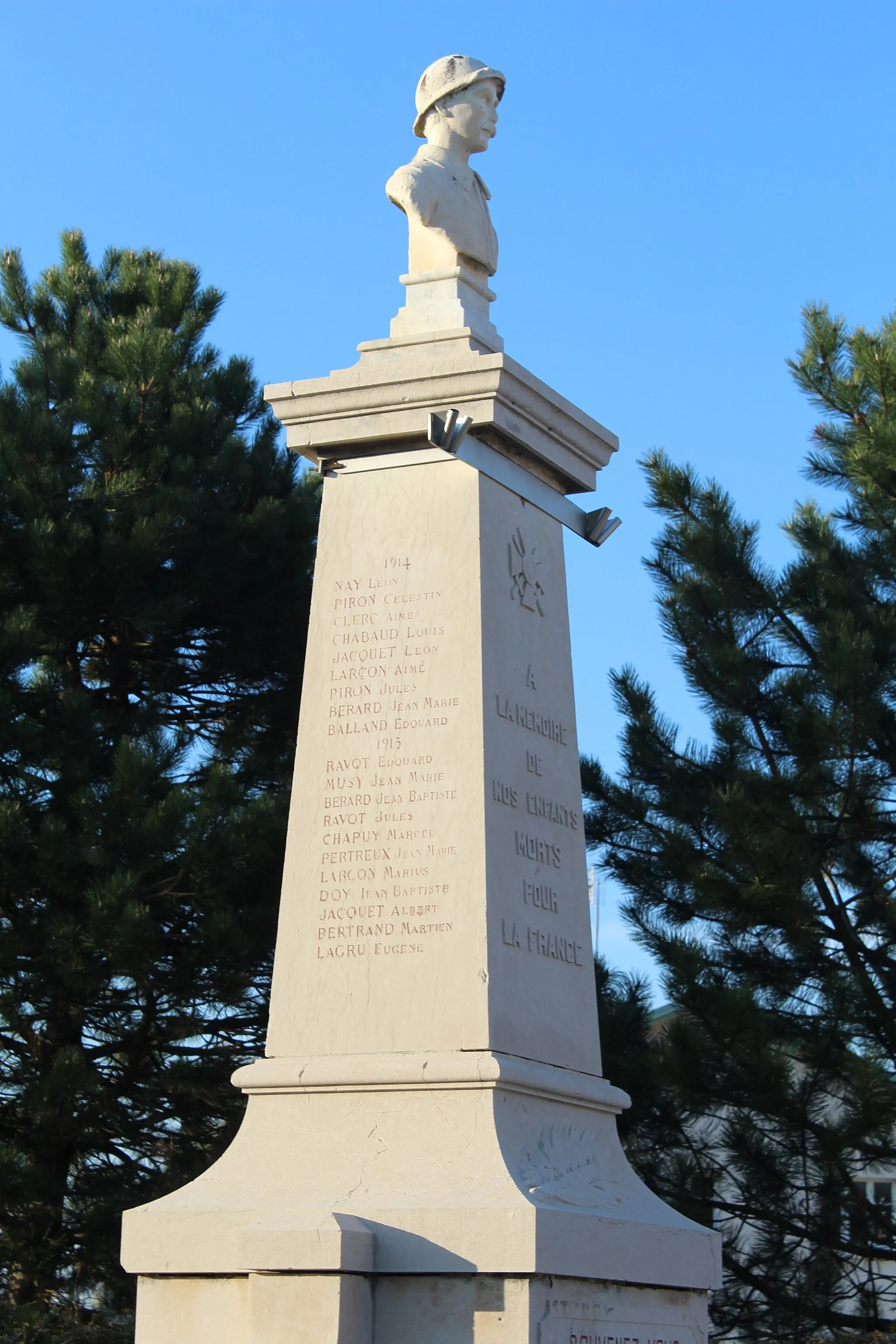 Photo showing: Monument aux morts de Vieu-d'Izenave.