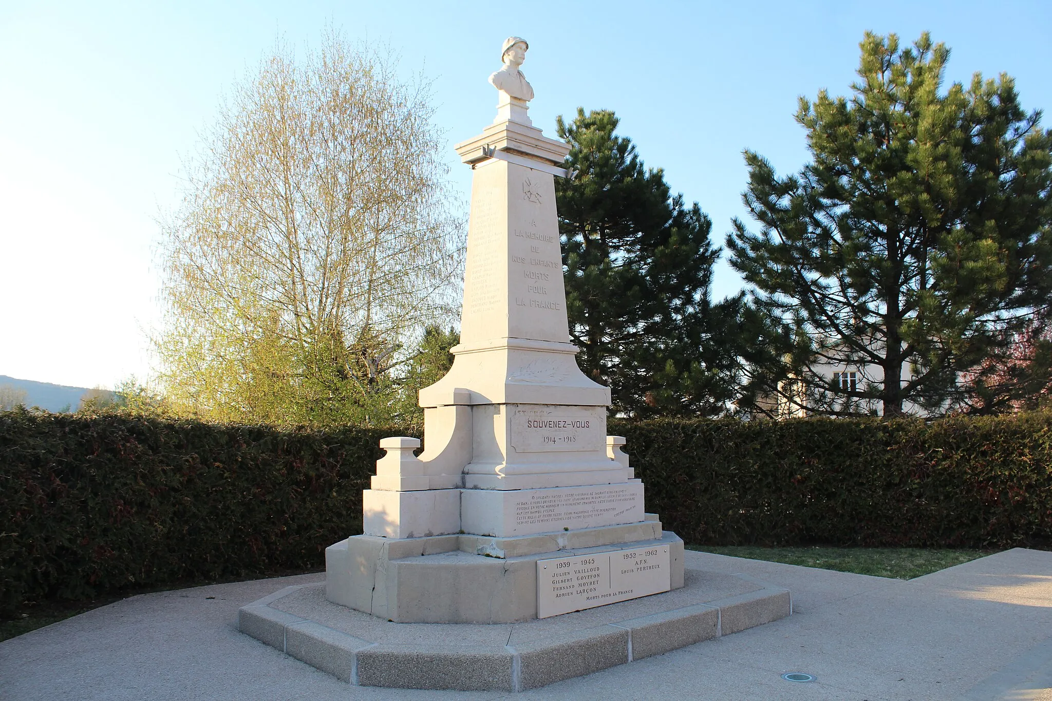 Photo showing: Monument aux morts de Vieu-d'Izenave.