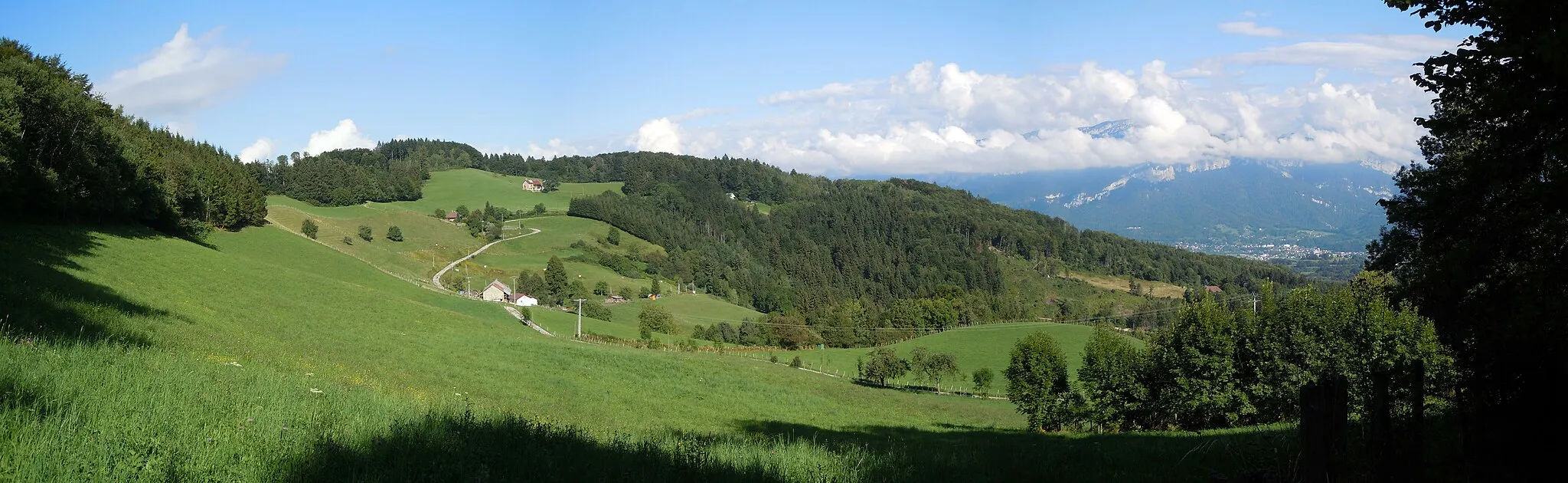 Photo showing: Depuis le col du Pilori ( 880 m) - Saint-Aupré - Isère - France - Vue sur les fermes de la Montagne