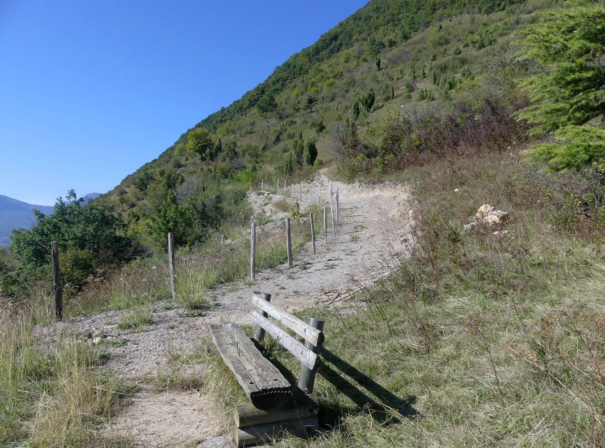 Photo showing: Sight of Les Calloudes viewpoint on the slopes of La Savoyarde mountain, on the heights of Montmélian, Savoie, France.