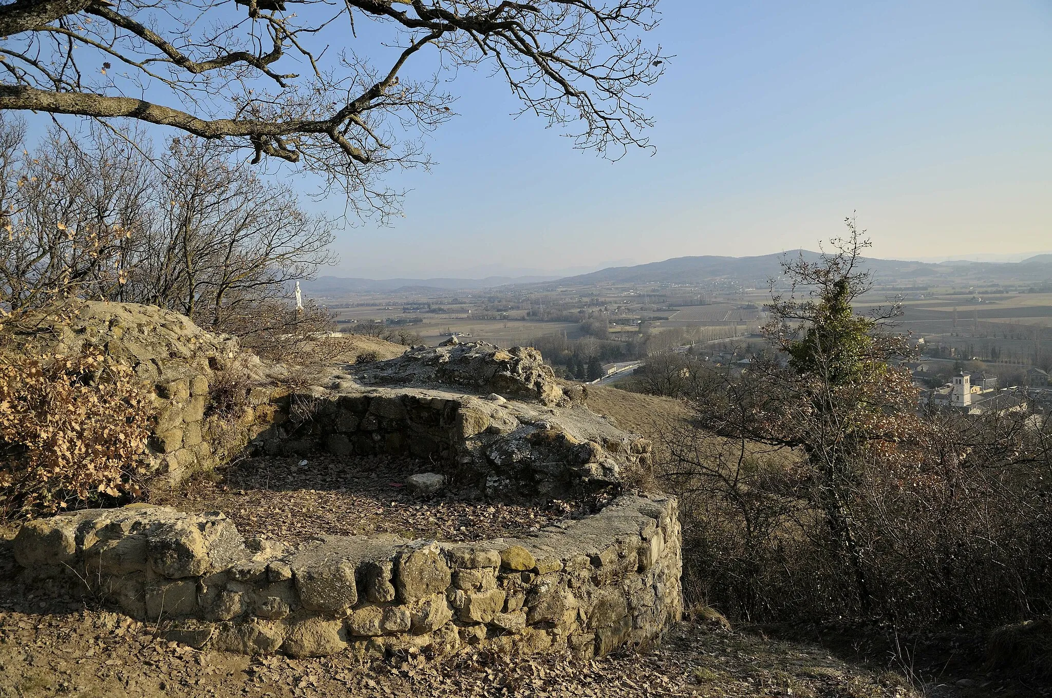 Photo showing: base d'une tour du château de Montmeyran