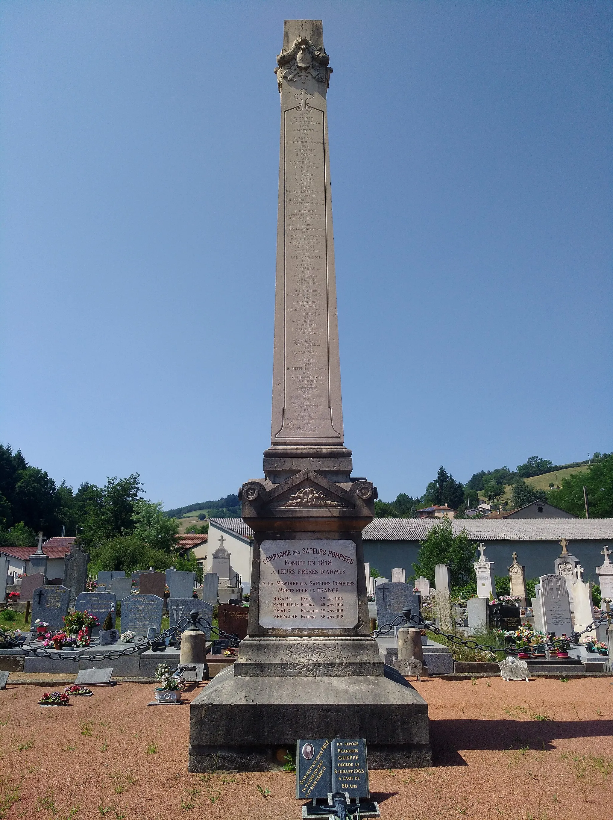 Photo showing: Monument en hommage aux pompiers, dans le cimetière de Tarare (Rhône, France).