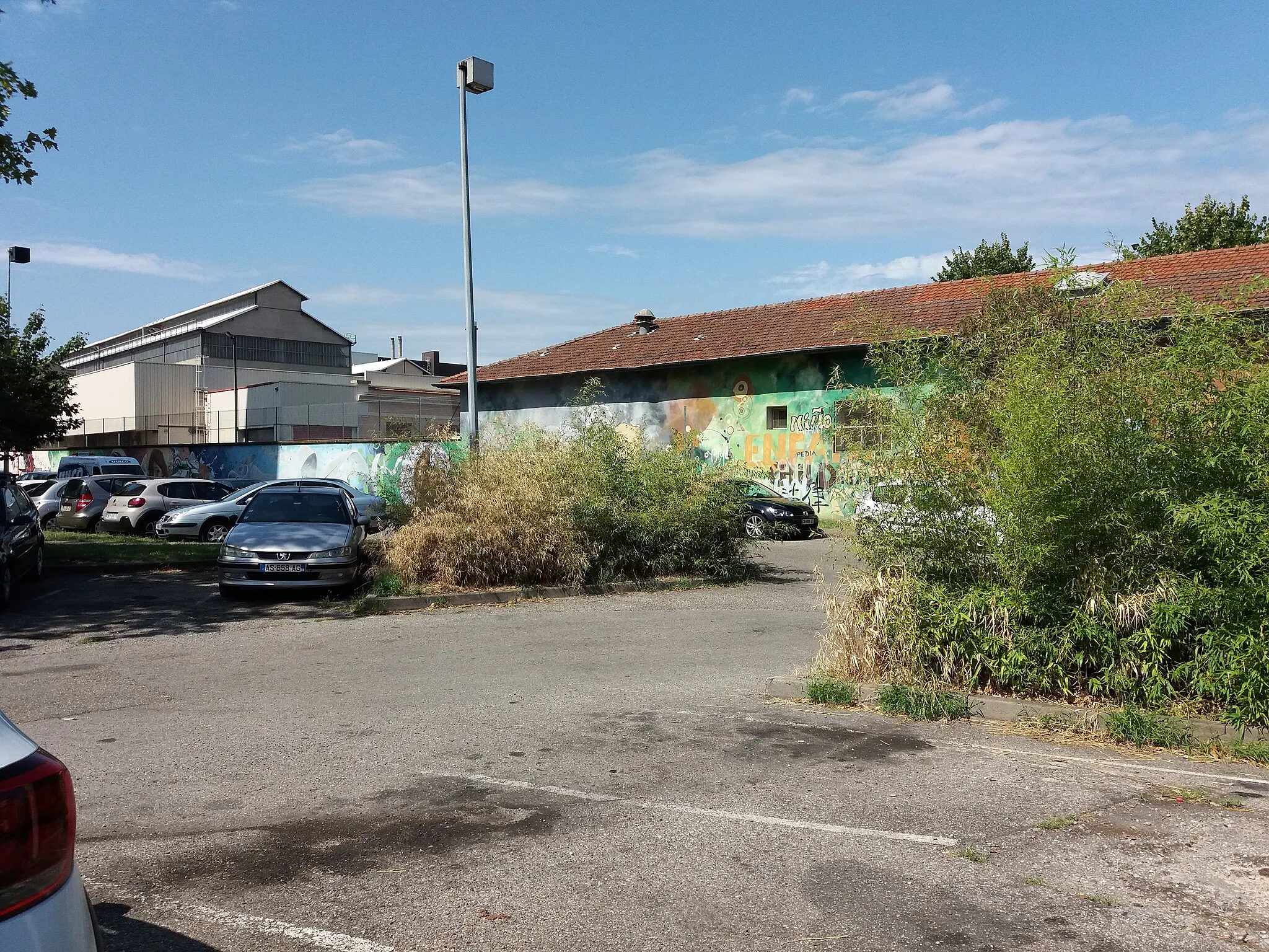 Photo showing: Bâtiments de JST transformateurs, depuis le parking de la résidence attenante.